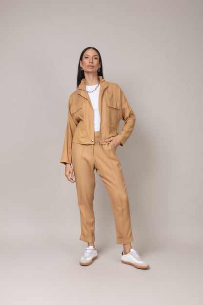 Conjunto moderno calça e jaqueta