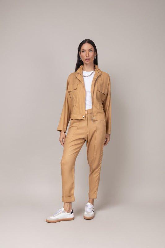 Conjunto moderno calça e jaqueta