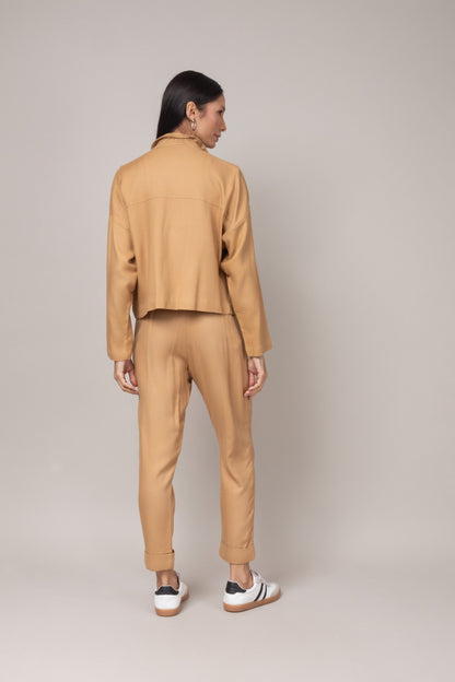 Conjunto moderno calça e jaqueta