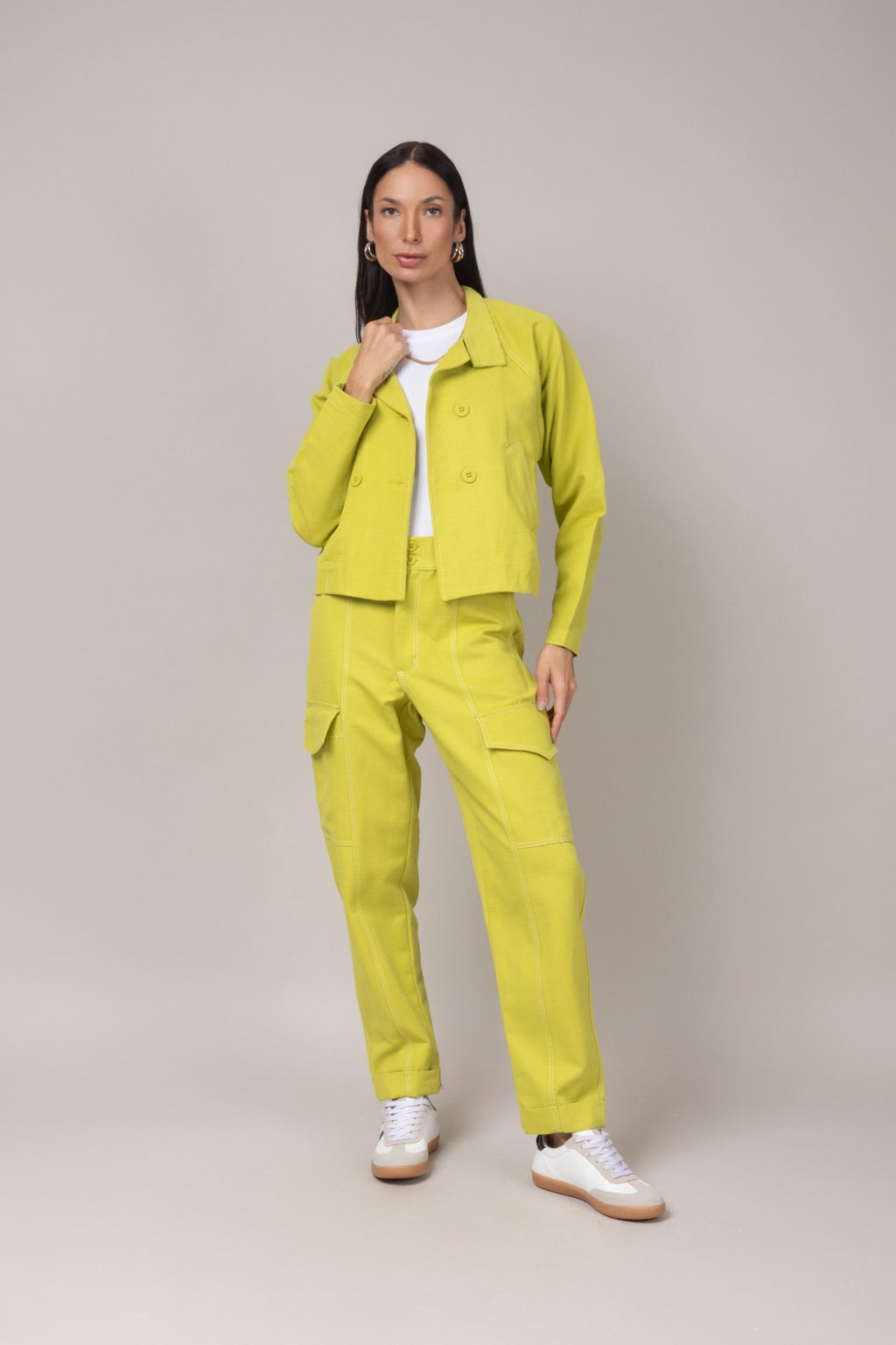 Conjunto de calça com pespontos contrastantes