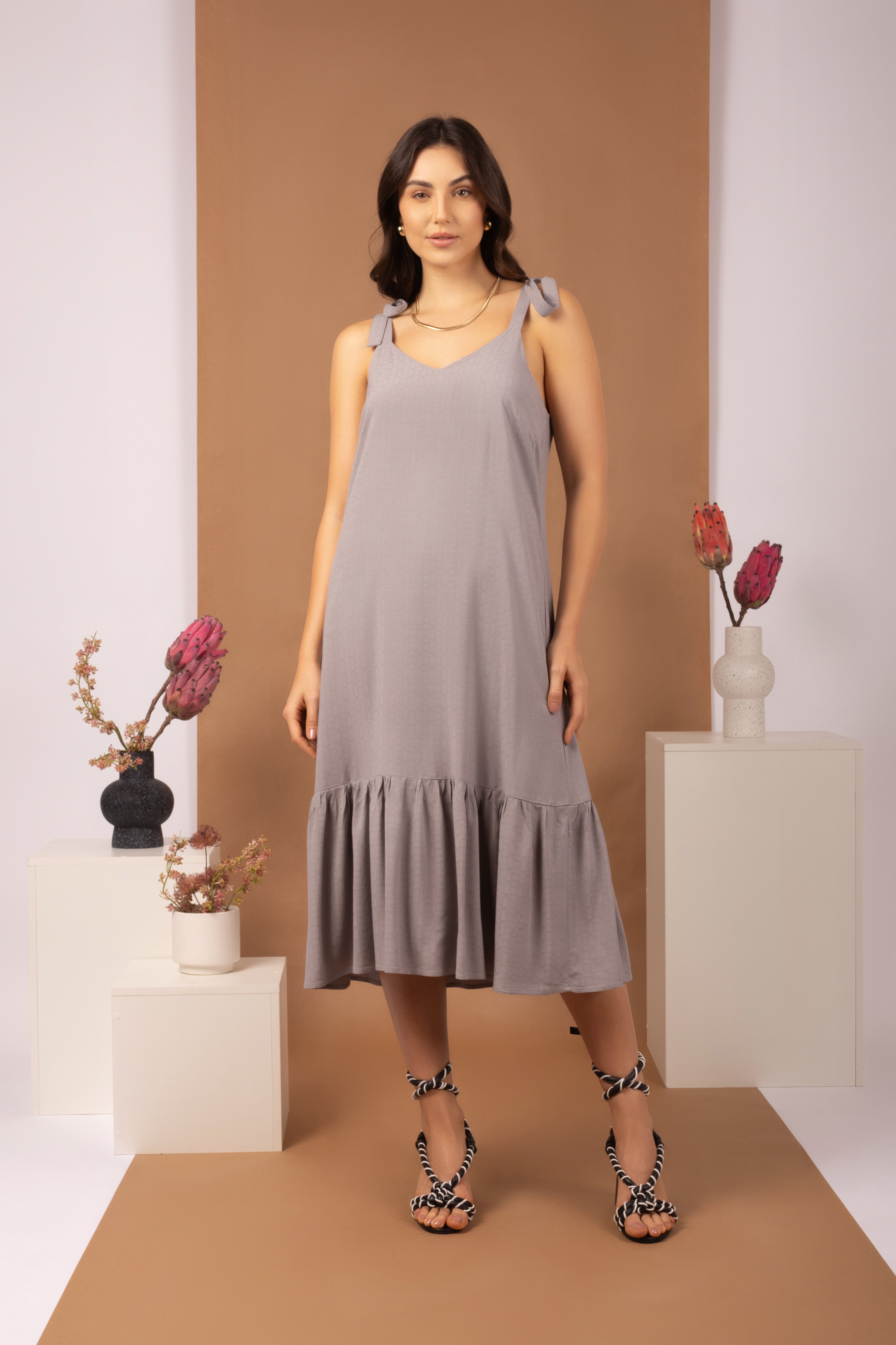 Vestido midi com amarração nos ombros