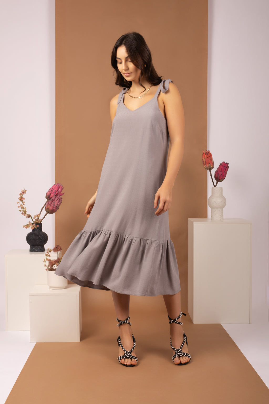 Vestido midi com amarração nos ombros