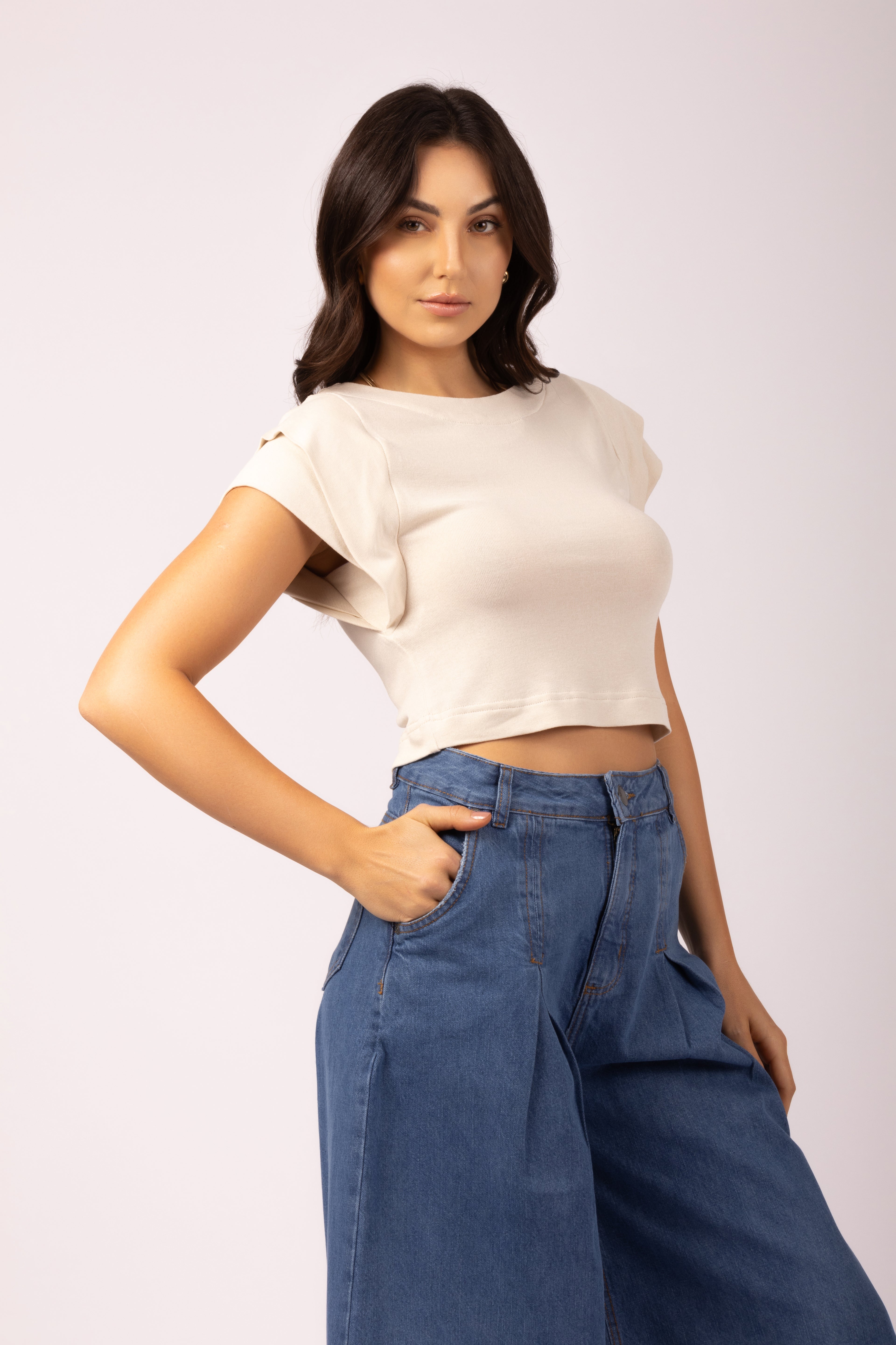 Cropped com detalhe no ombro