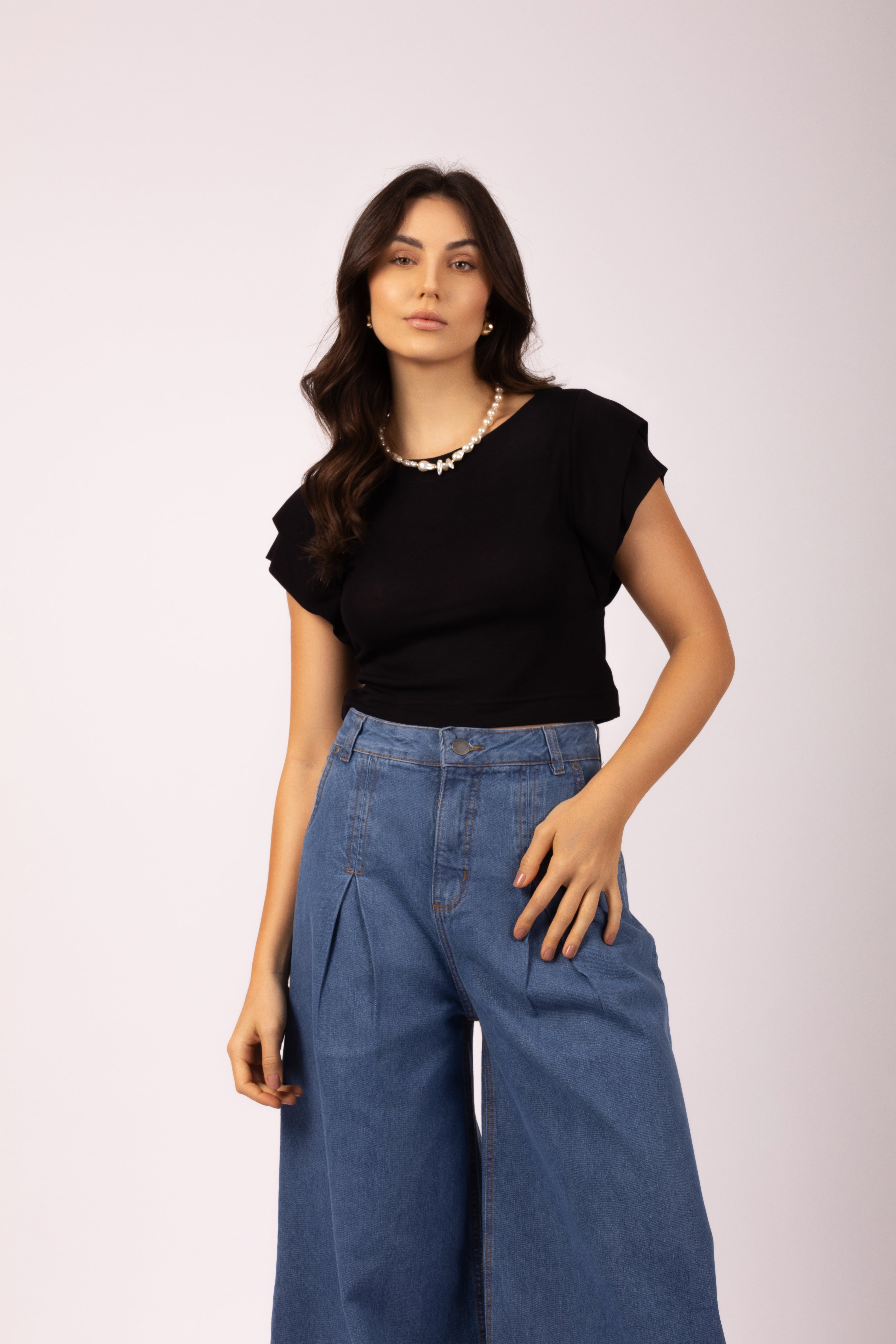 Cropped com detalhe no ombro