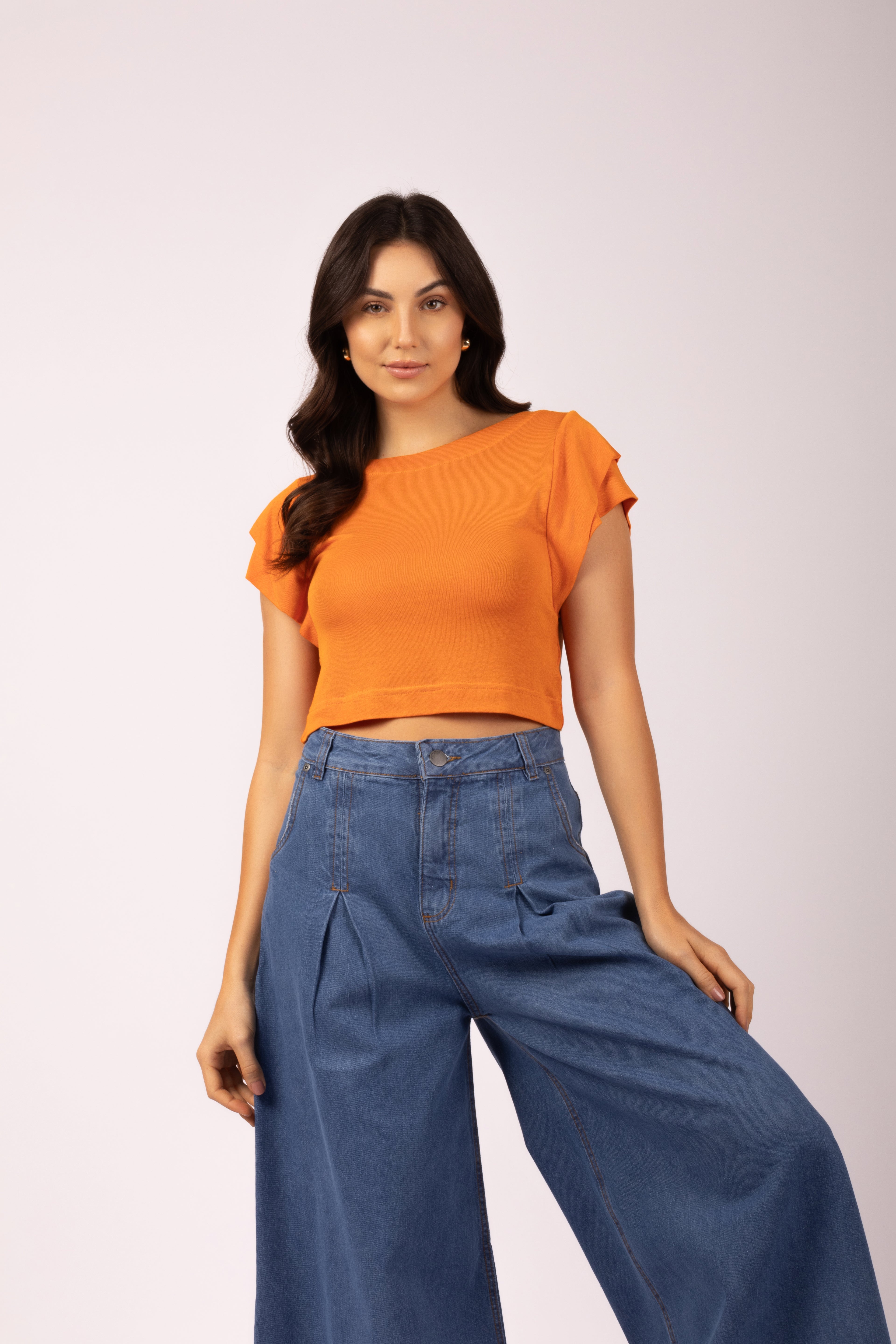 Cropped com detalhe no ombro