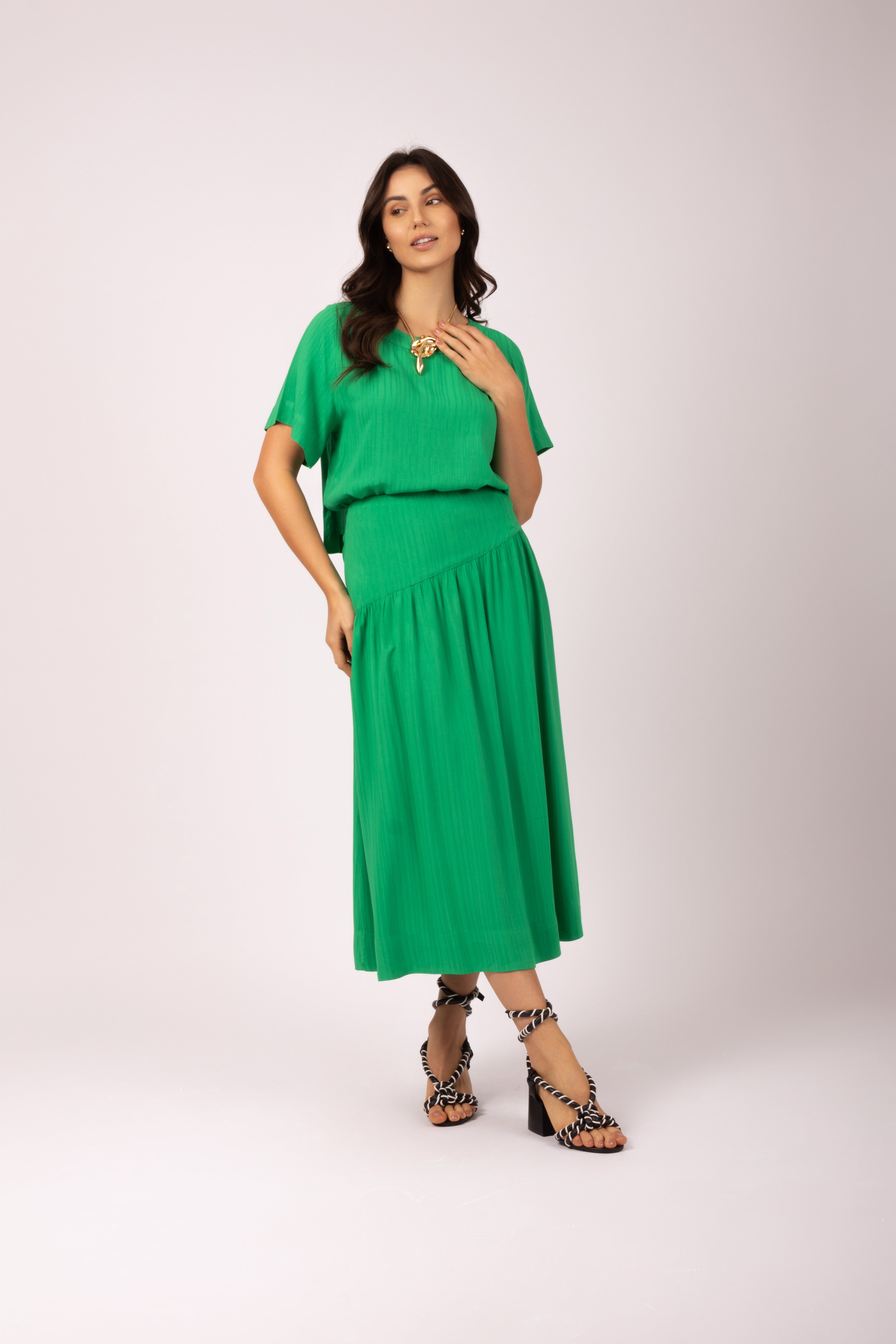 Conjunto de cropped e saia midi evasê