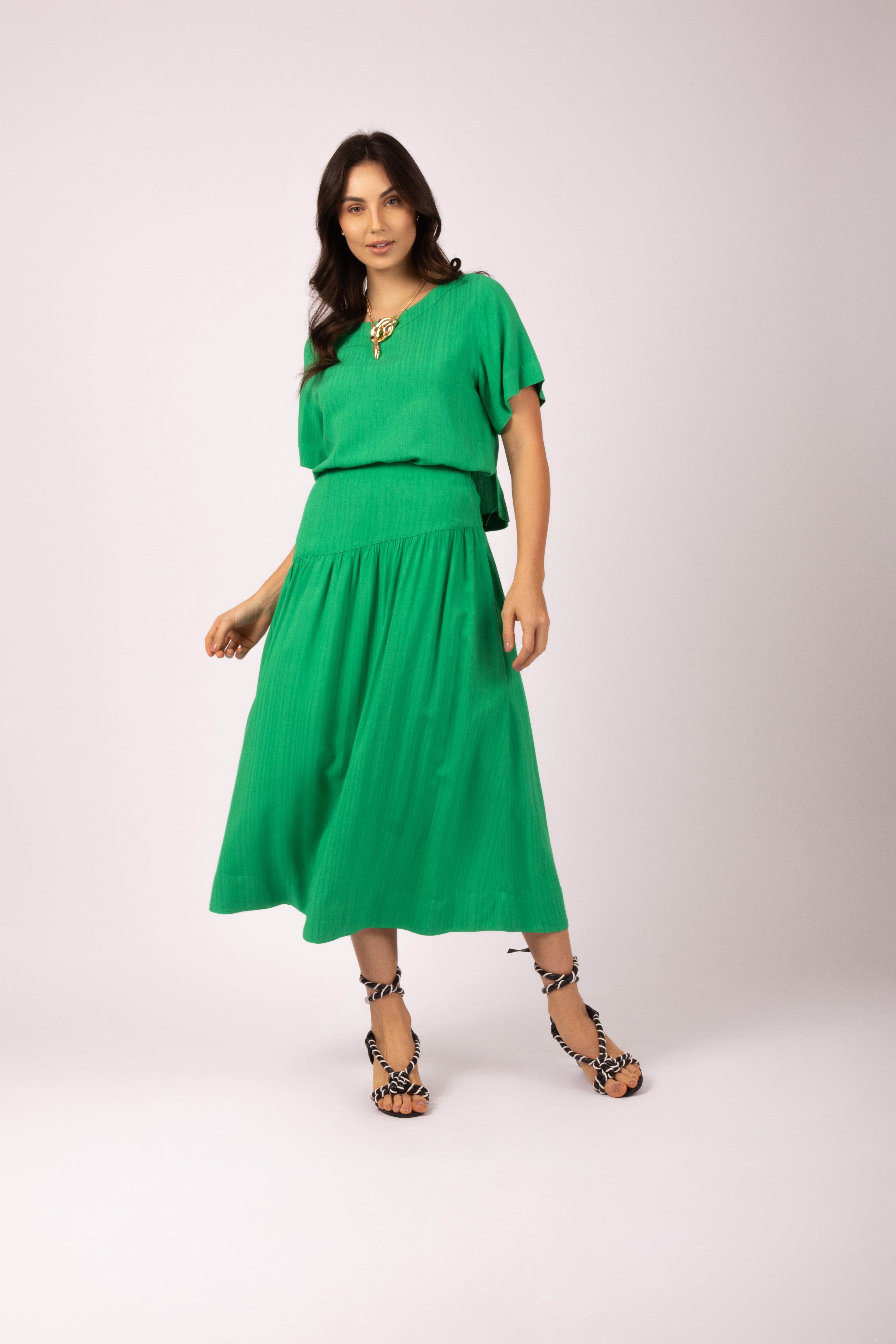 Conjunto de cropped e saia midi evasê