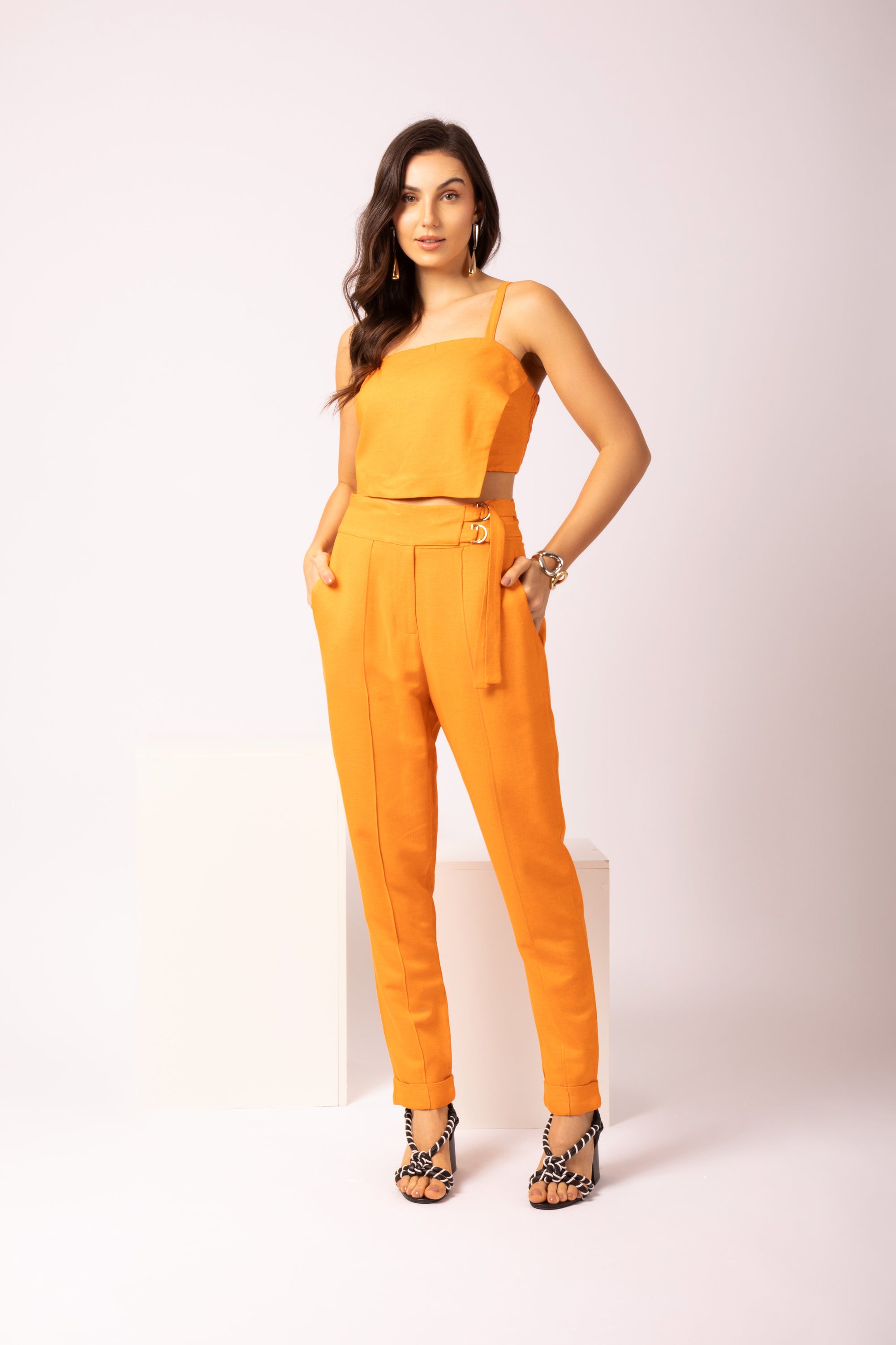 Conjunto de top e calça reta com detalhe