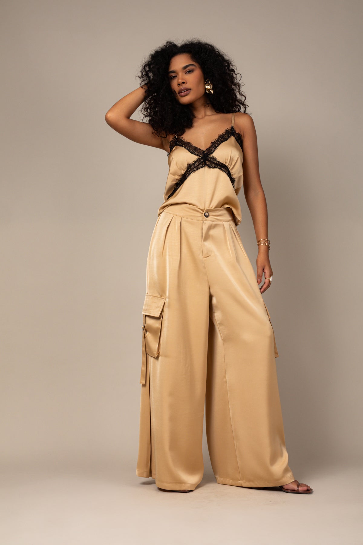 calça pantalona cetim com bolsos vista frontal