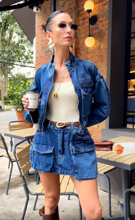 Saia curta jeans com bolsos