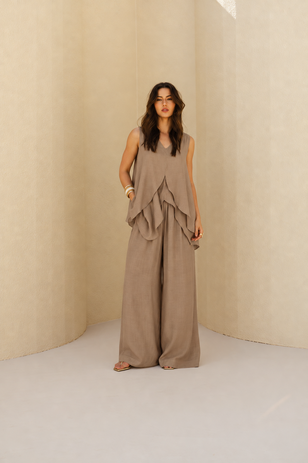Conjunto regata com camadas assimétricas e calça pantalona areia - vista frente