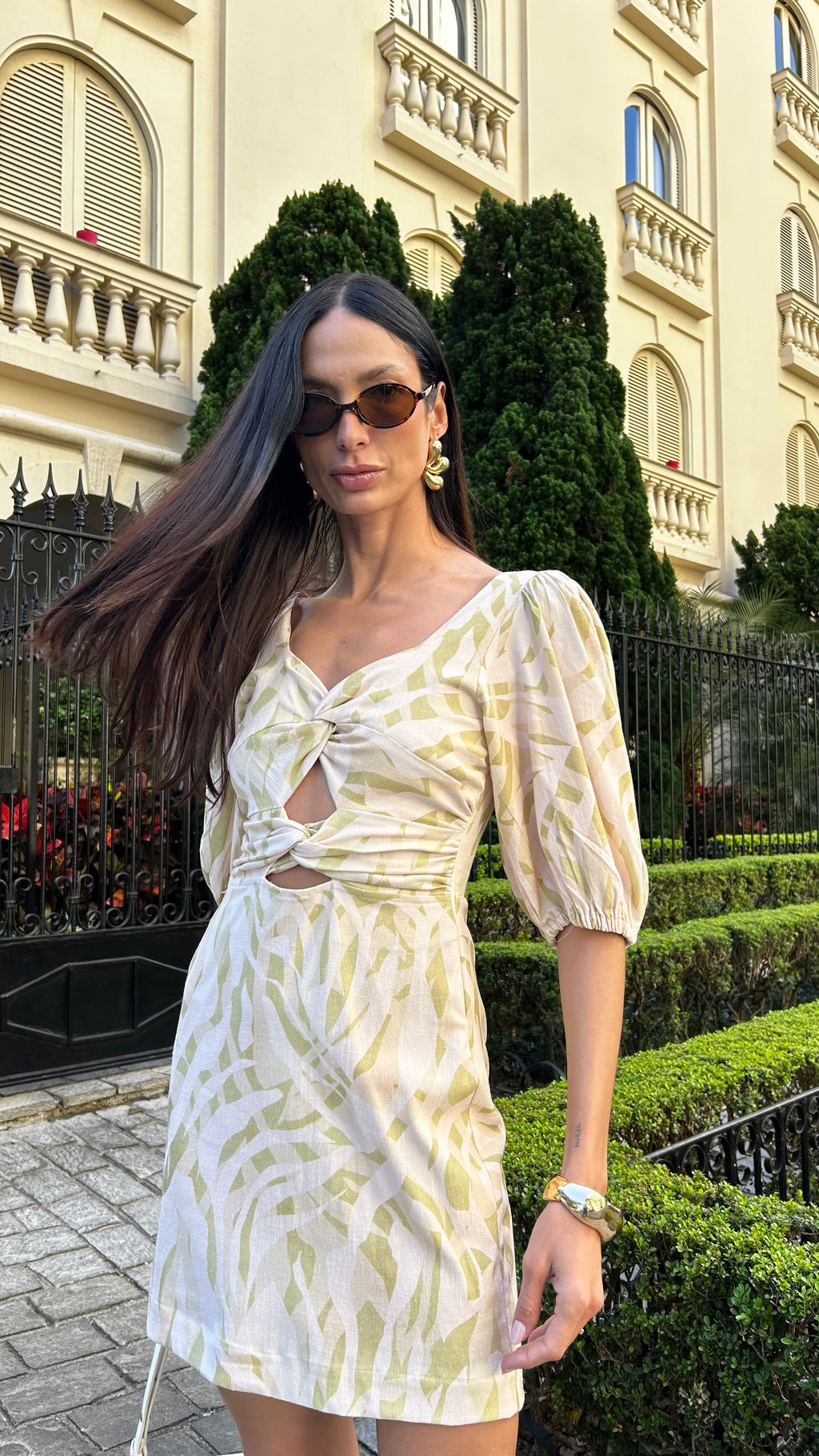 Vestido curto com nós