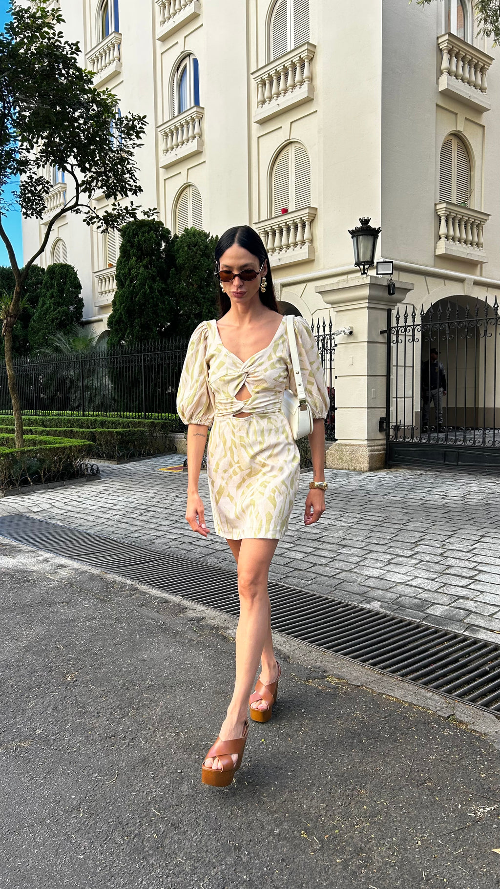 Vestido curto com nós