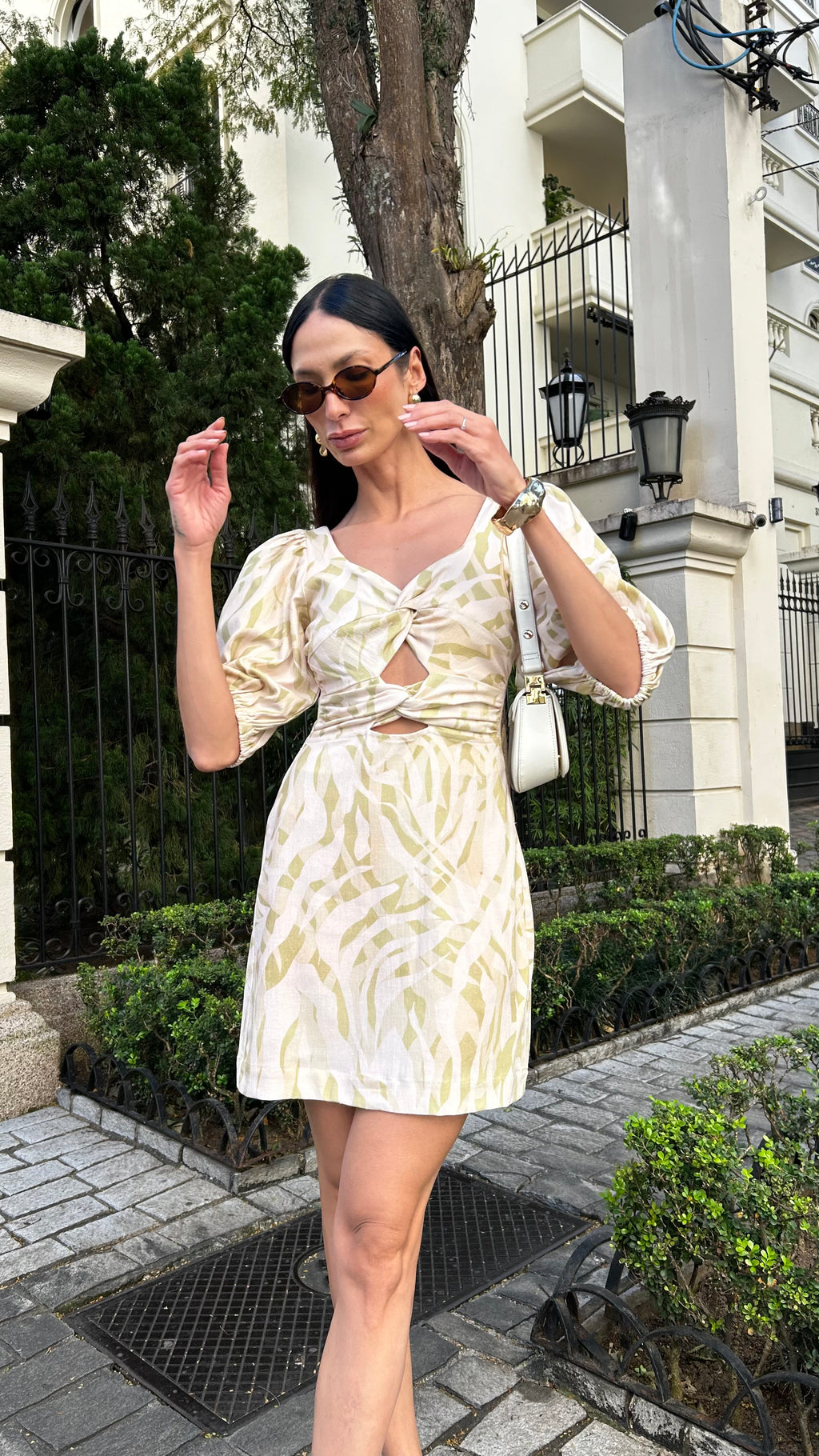 Vestido curto com nós