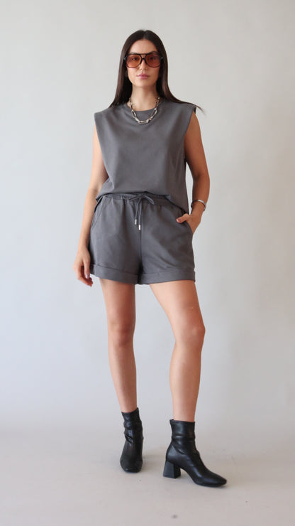 Conjunto de regata com obreiras e shorts