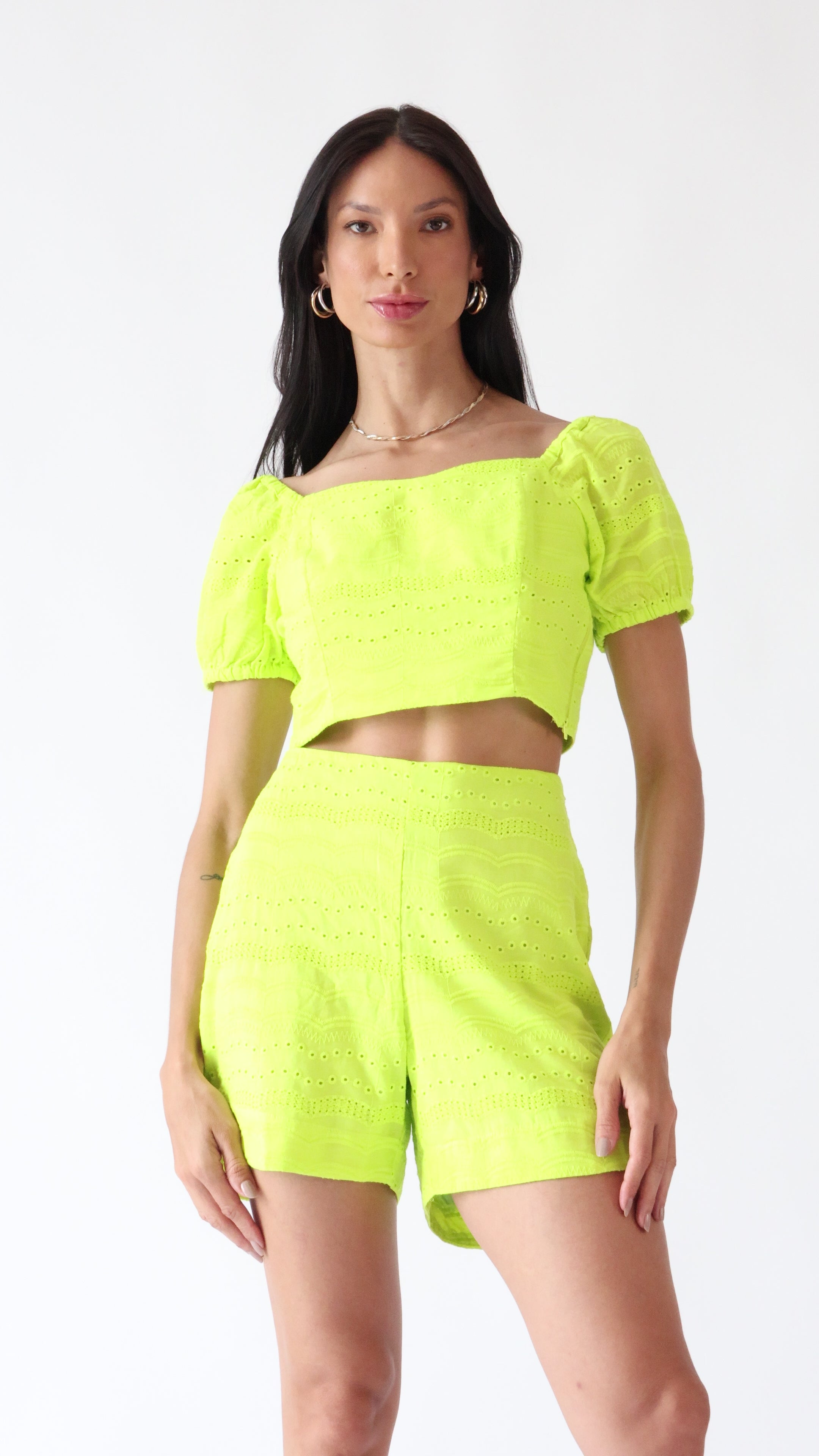 Conjunto de shorts e top com mangas bufantes em laise
