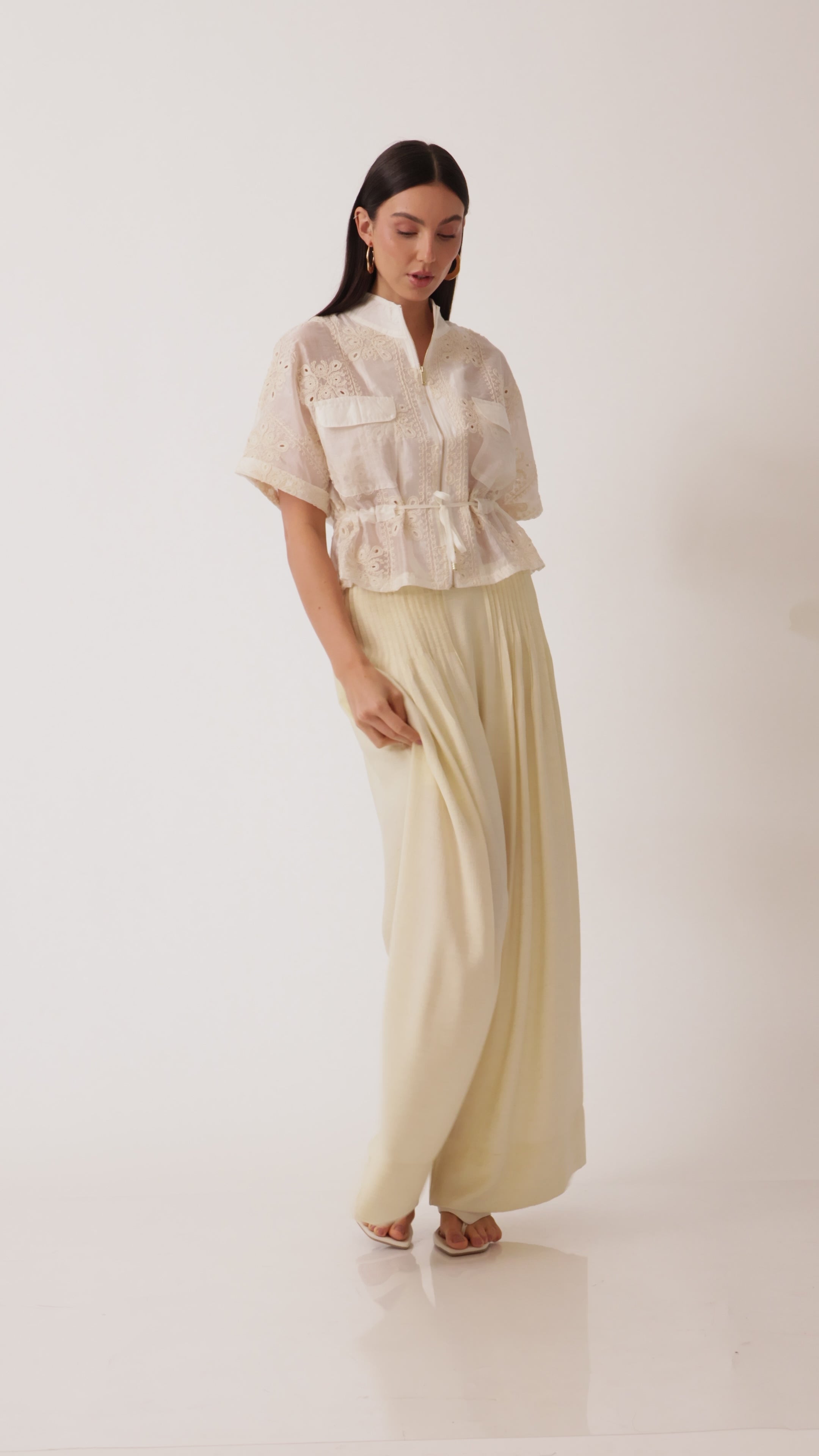 Blusa bordada com zíper