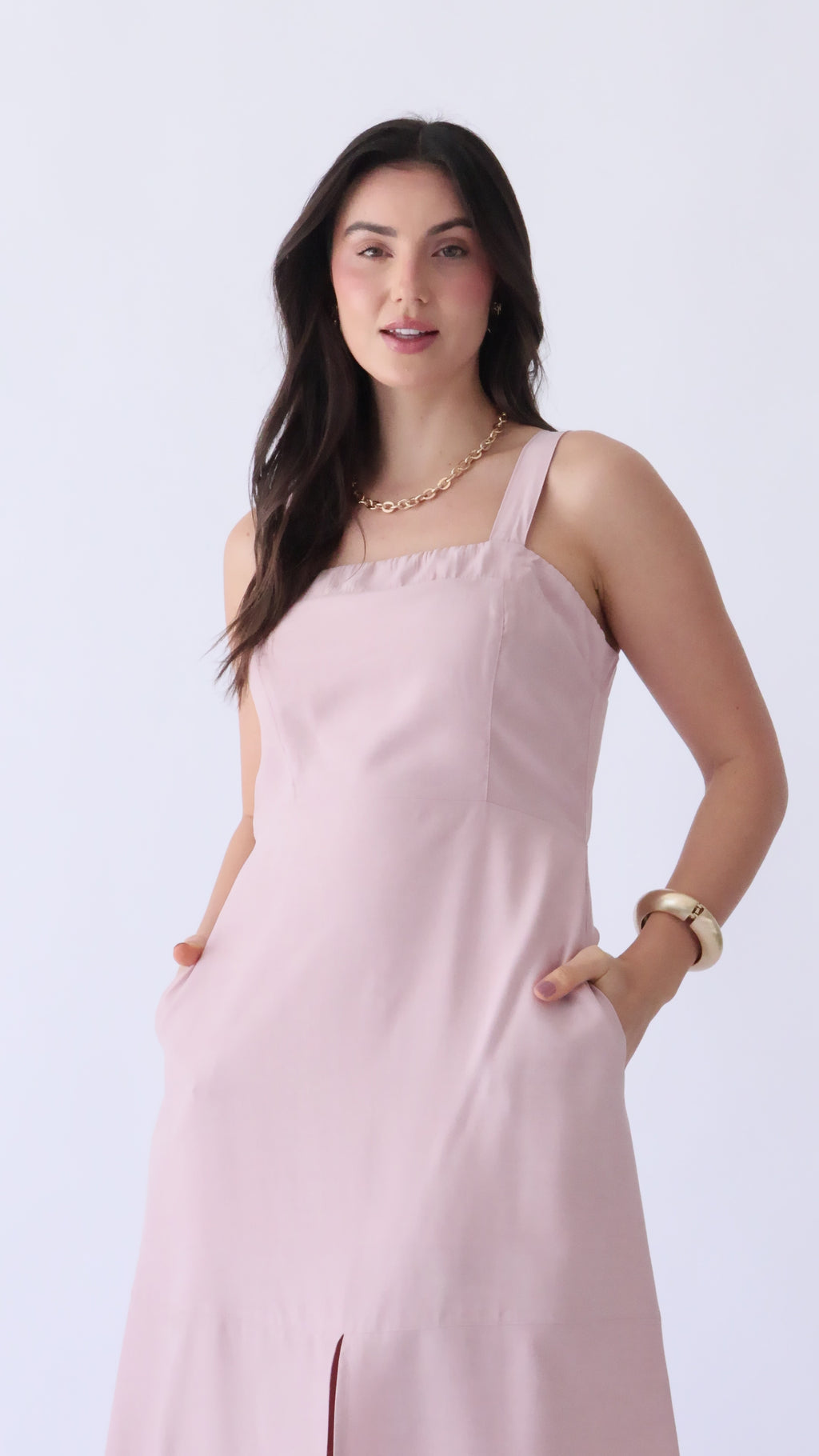 Vestido midi com recorte