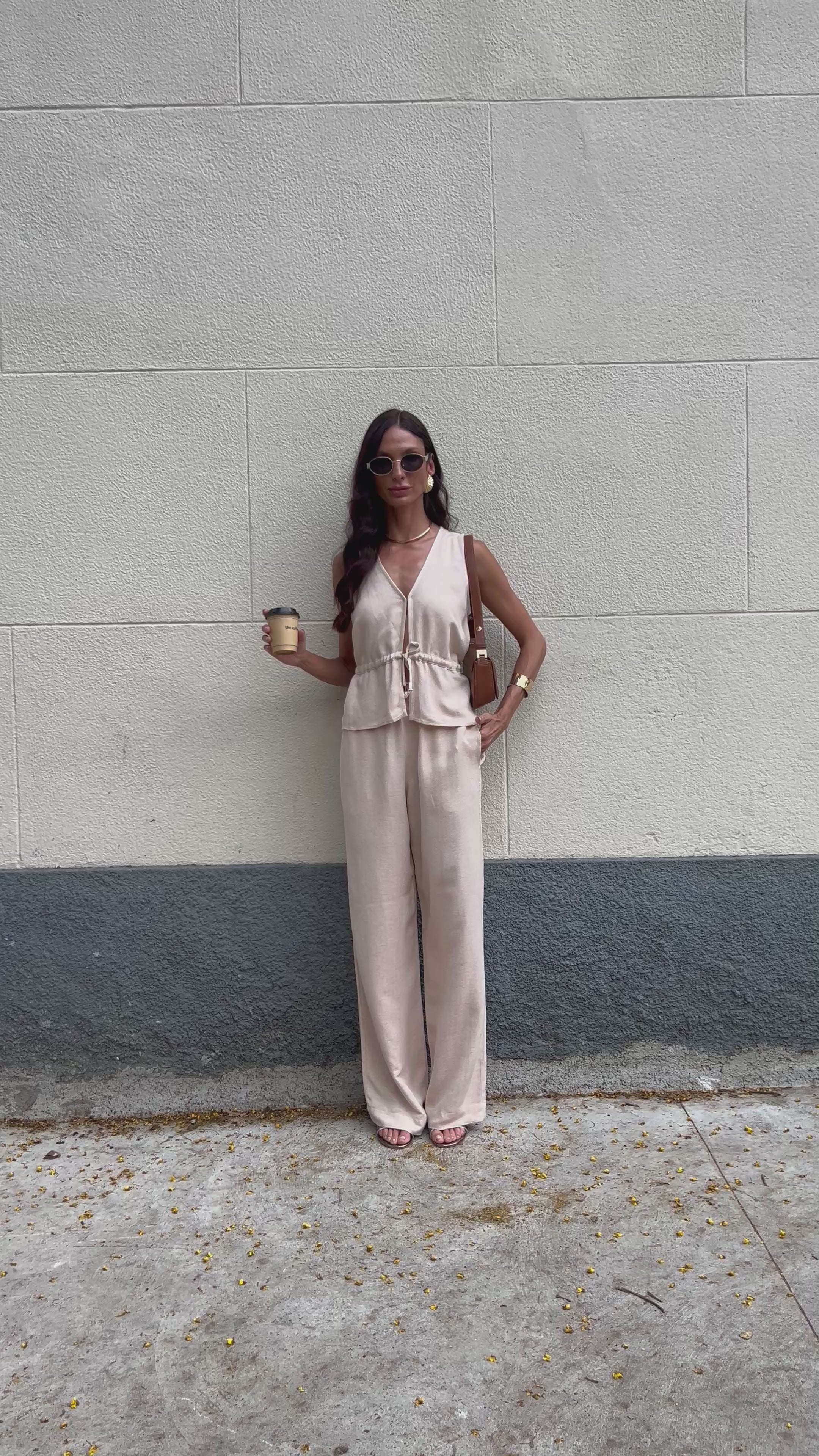 Conjunto com calça pantalona e blusa ajustável