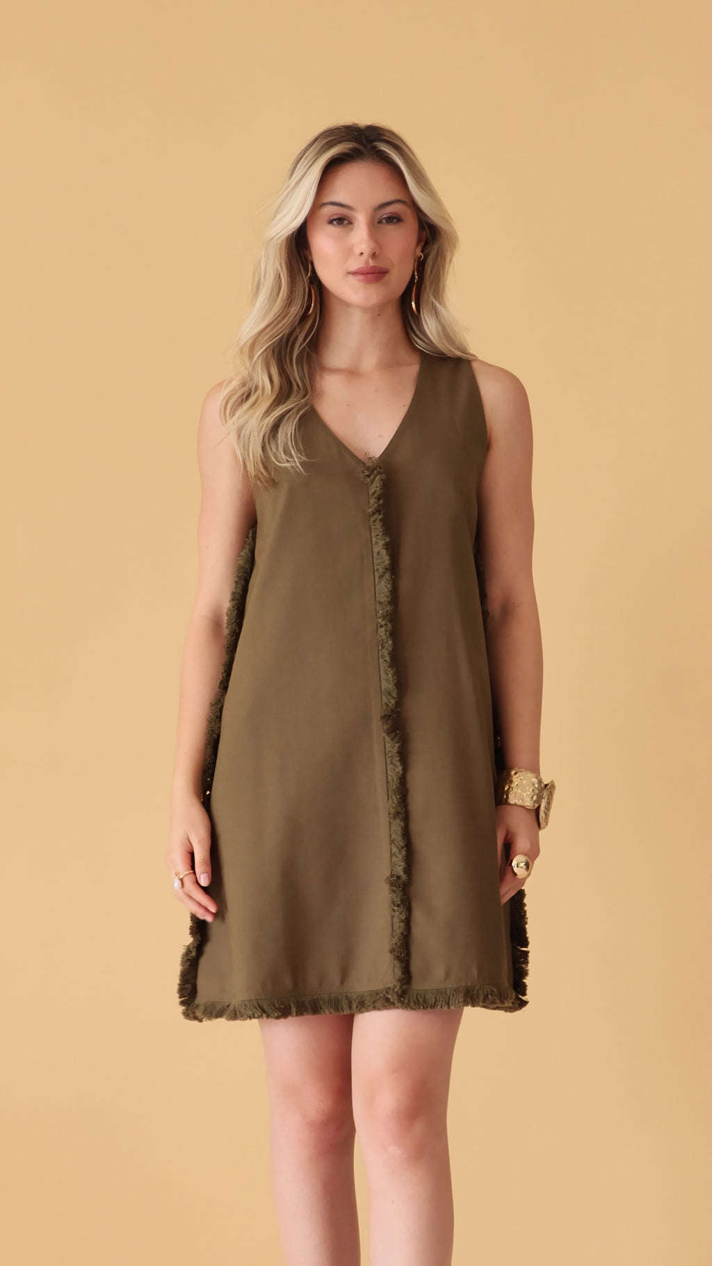 Vestido curto com detalhes em franja