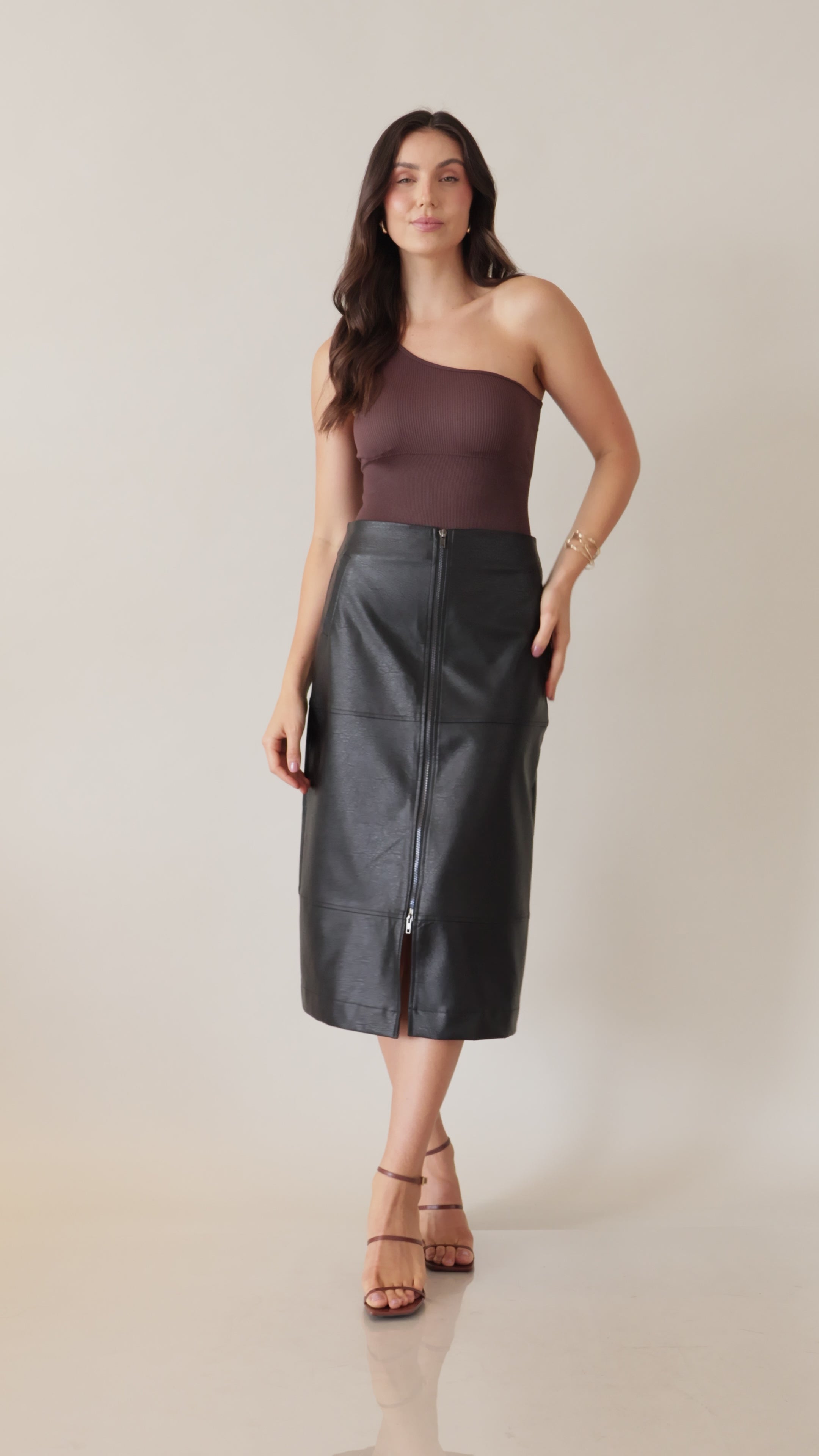 Saia midi em couro