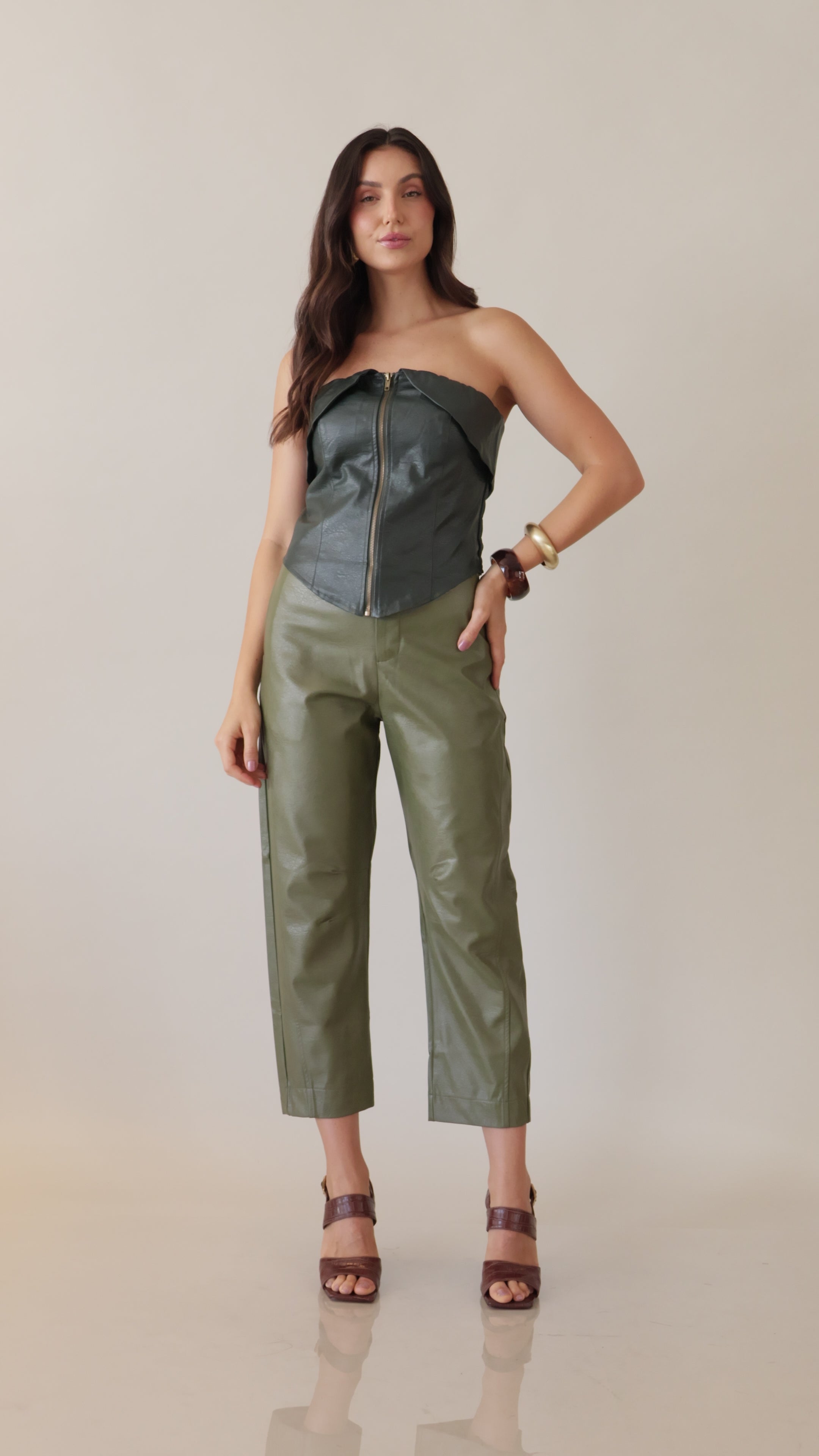 Calça barrel em couro eco