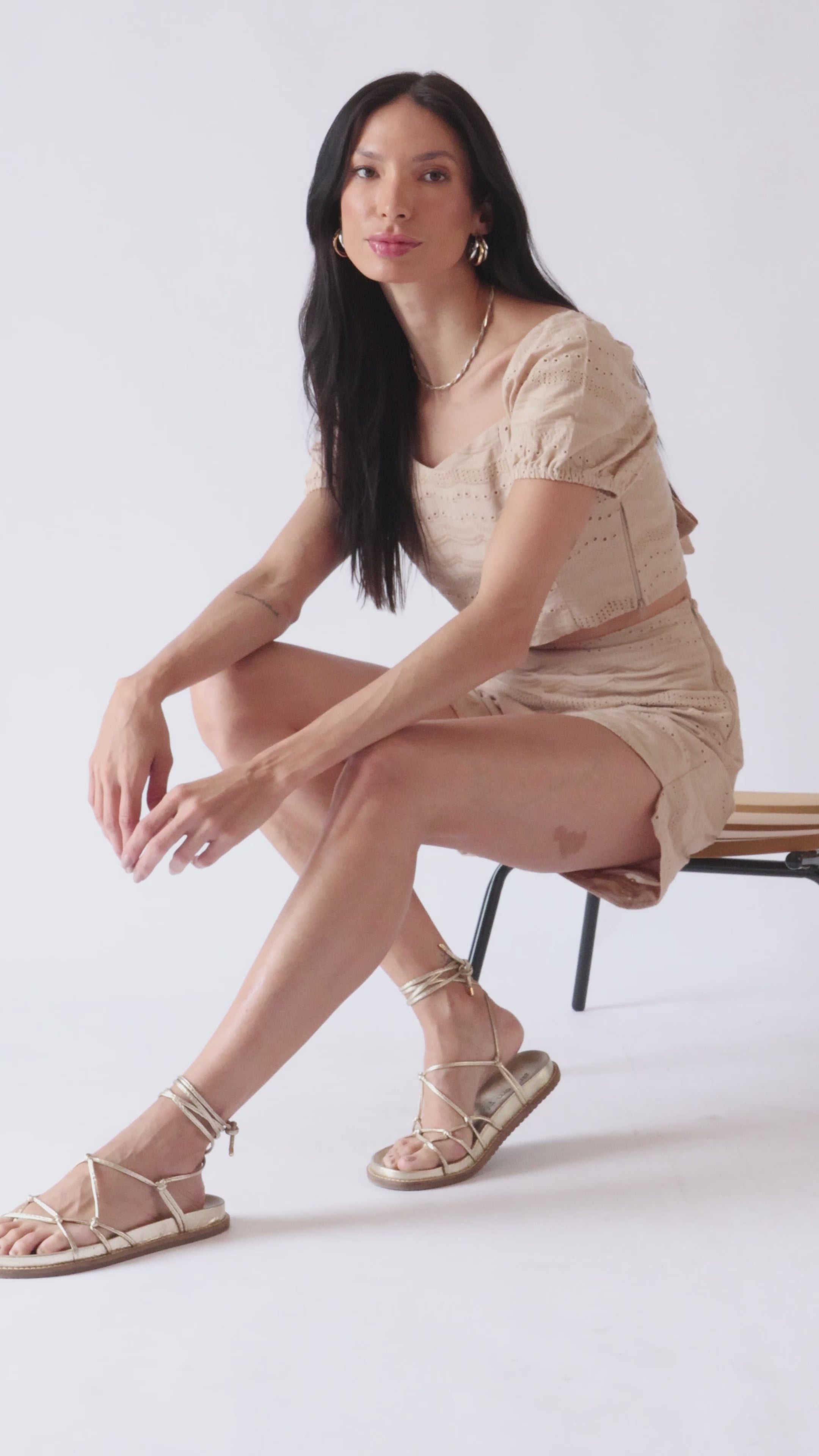 Conjunto de shorts e top com mangas bufantes em laise