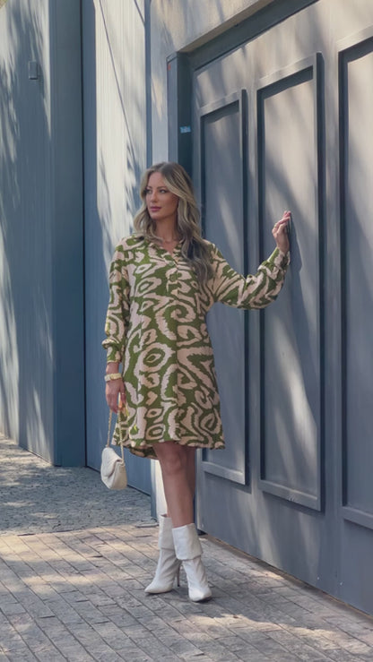 Vestido em viscose estampa animal print verde