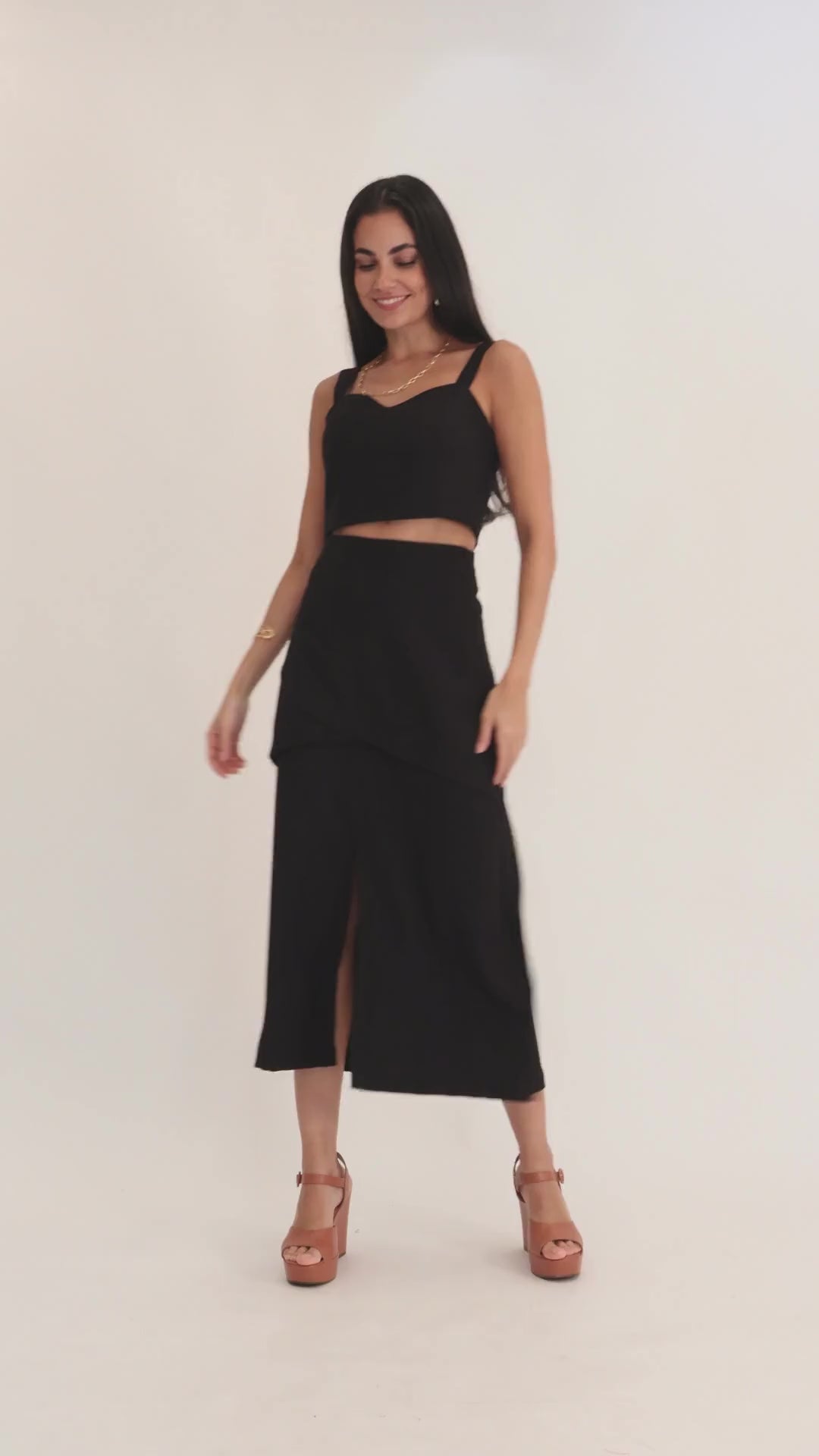 Conjunto de top e saia midi com fenda frontal