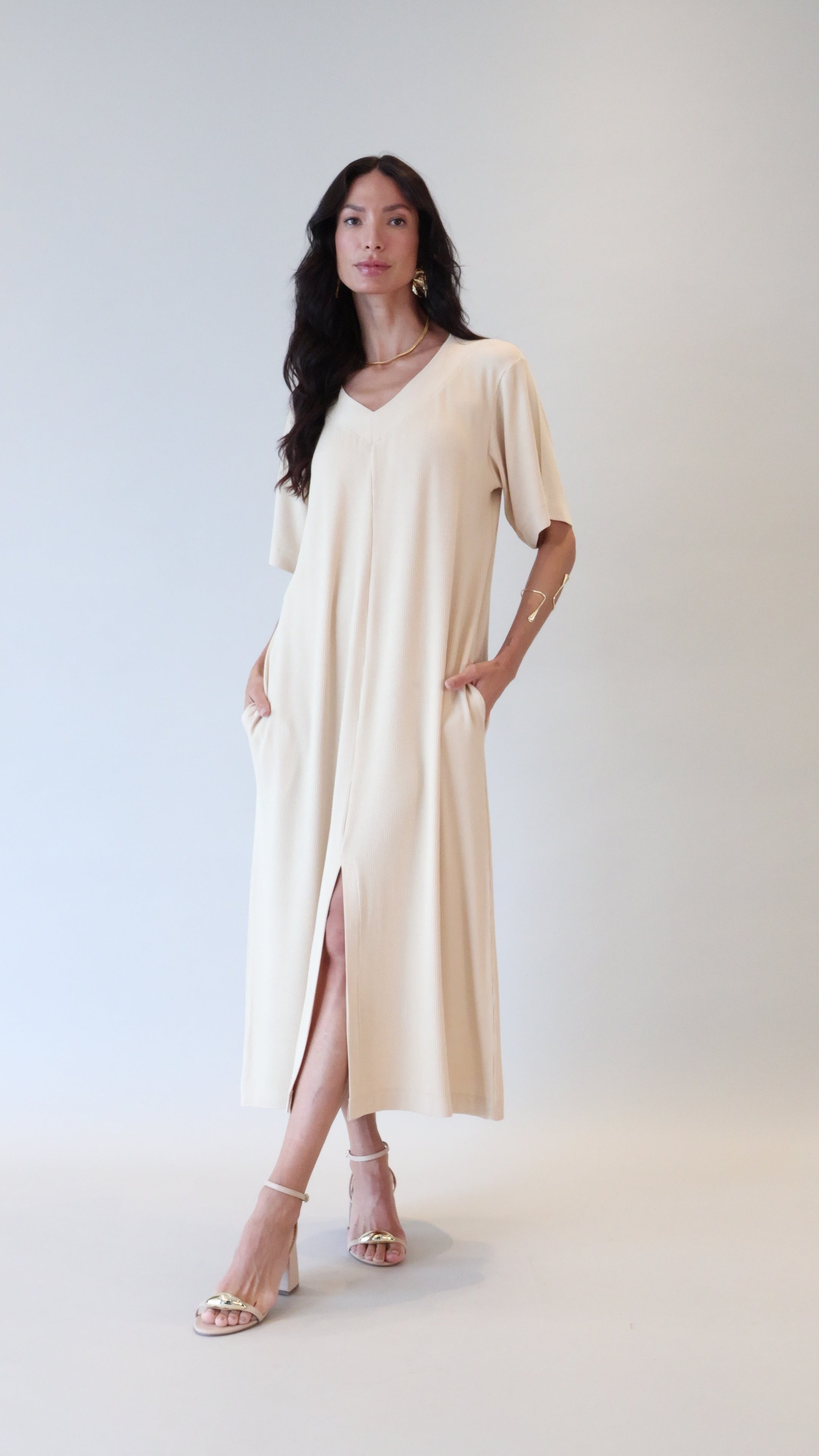 Vestido midi com fenda frontal
