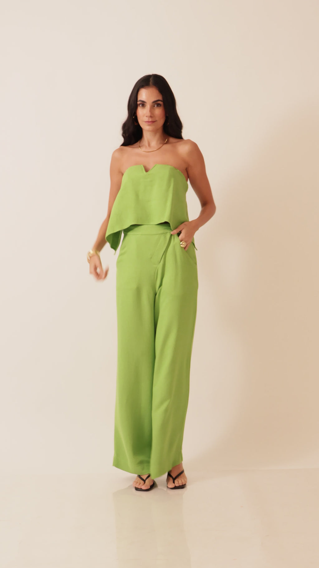 Conjunto top strapless e calça pantalona