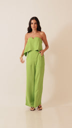 Conjunto top strapless e calça pantalona