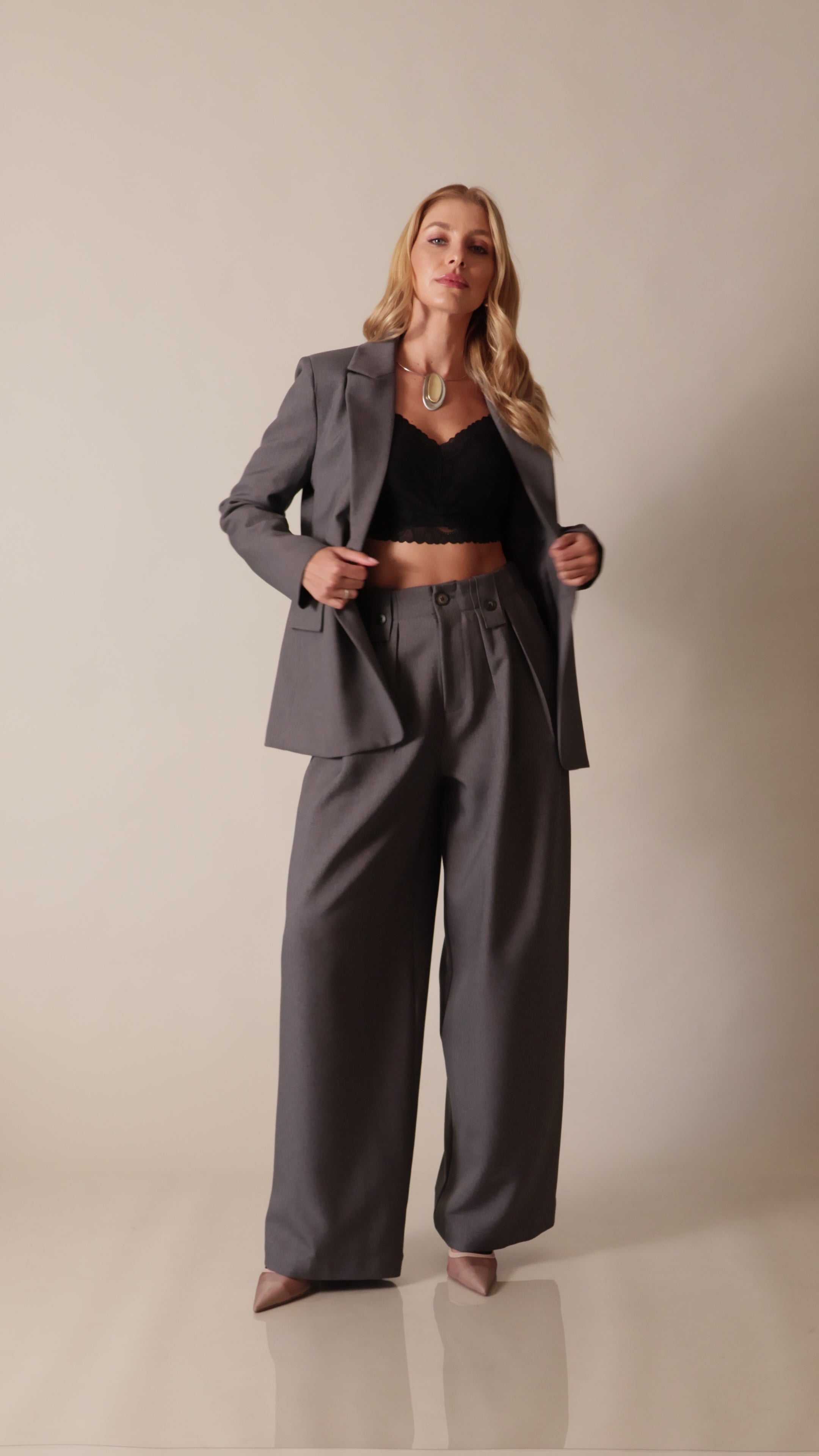 Calça alfaiataria com pregas
