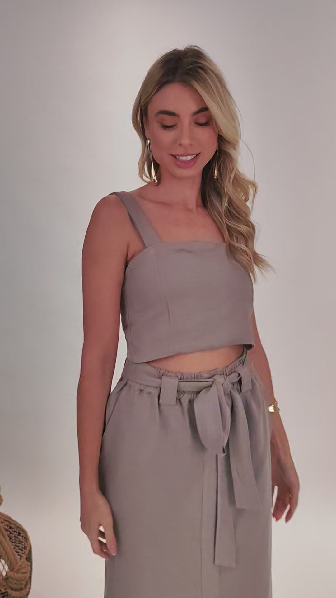 Conjunto de top e saia midi cintura alta