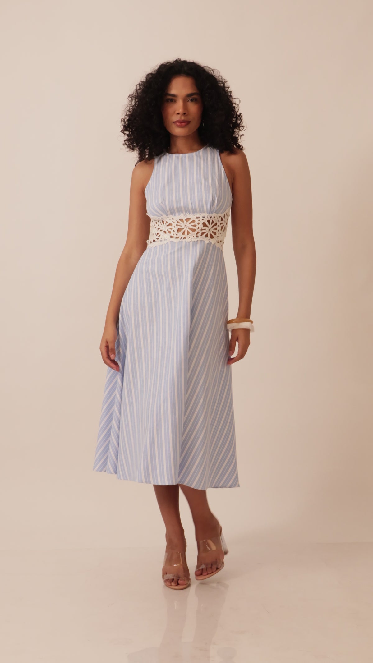 Vestido midi listrado com renda