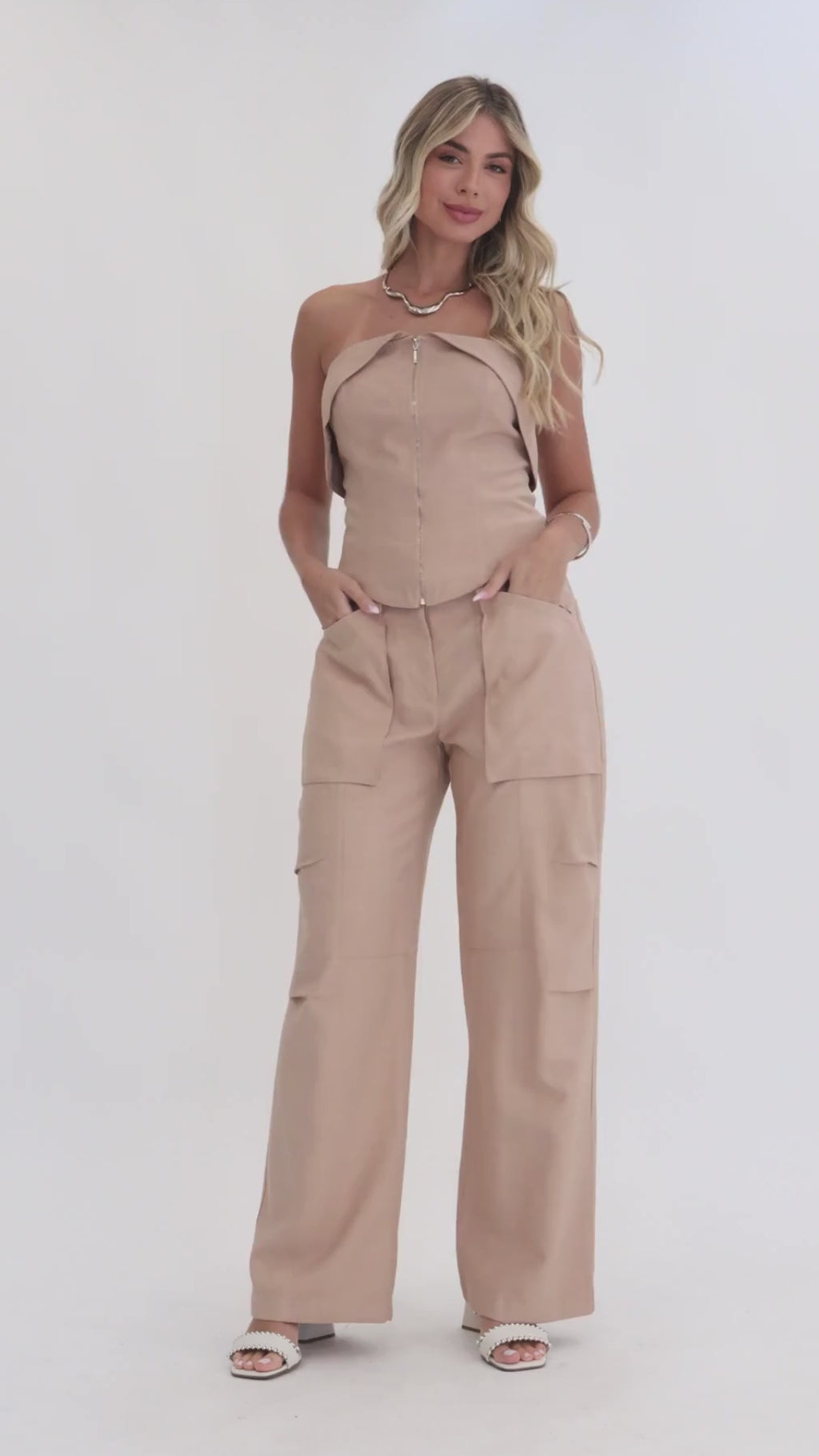 Conjunto de tomara que caia e calça cargo