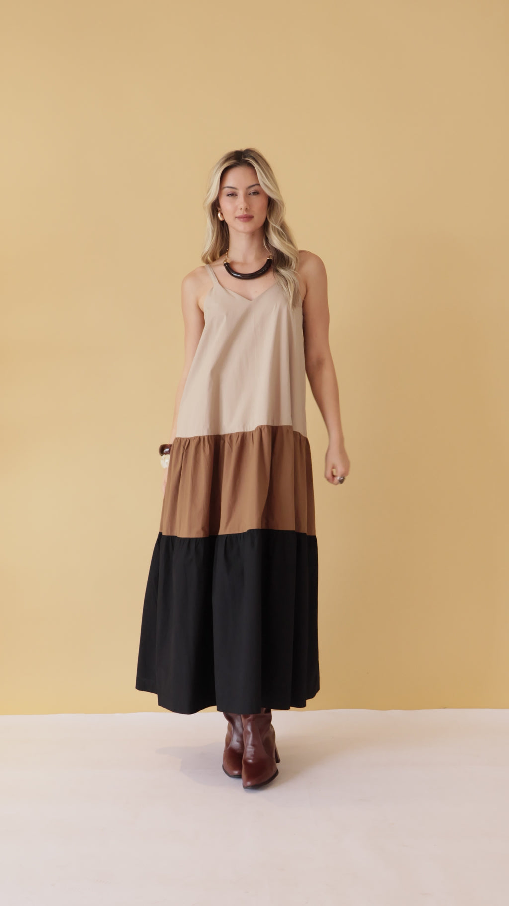 Vestido longo tricolor com alças