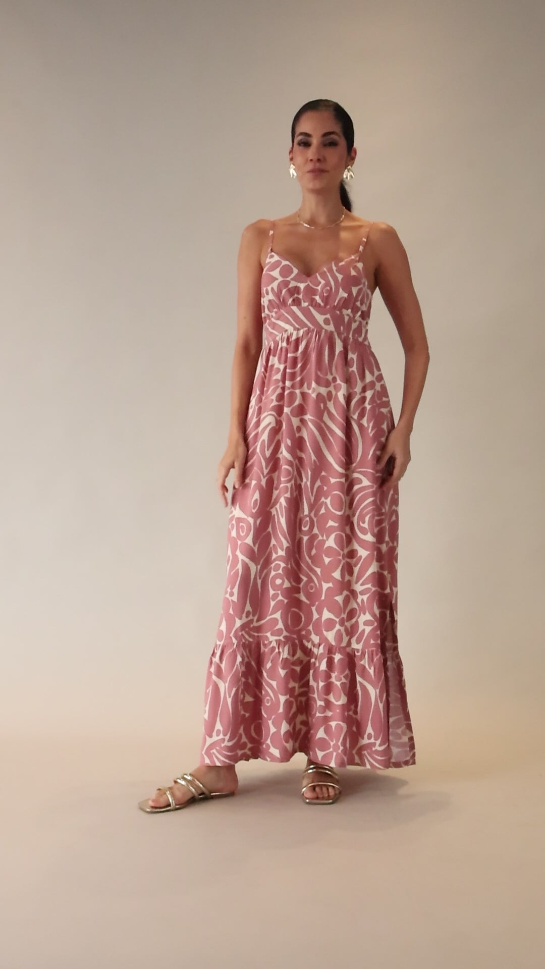 Vestido longo estampado com alças finas