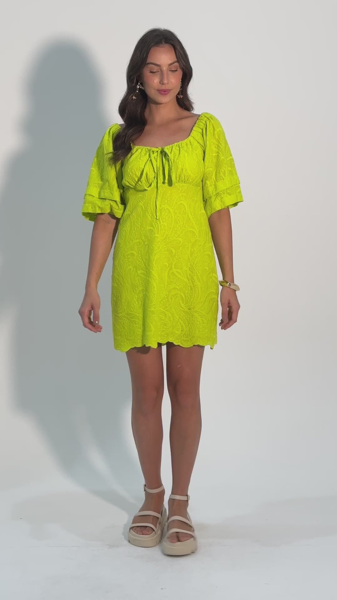 Vestido de laise com manga balonê
