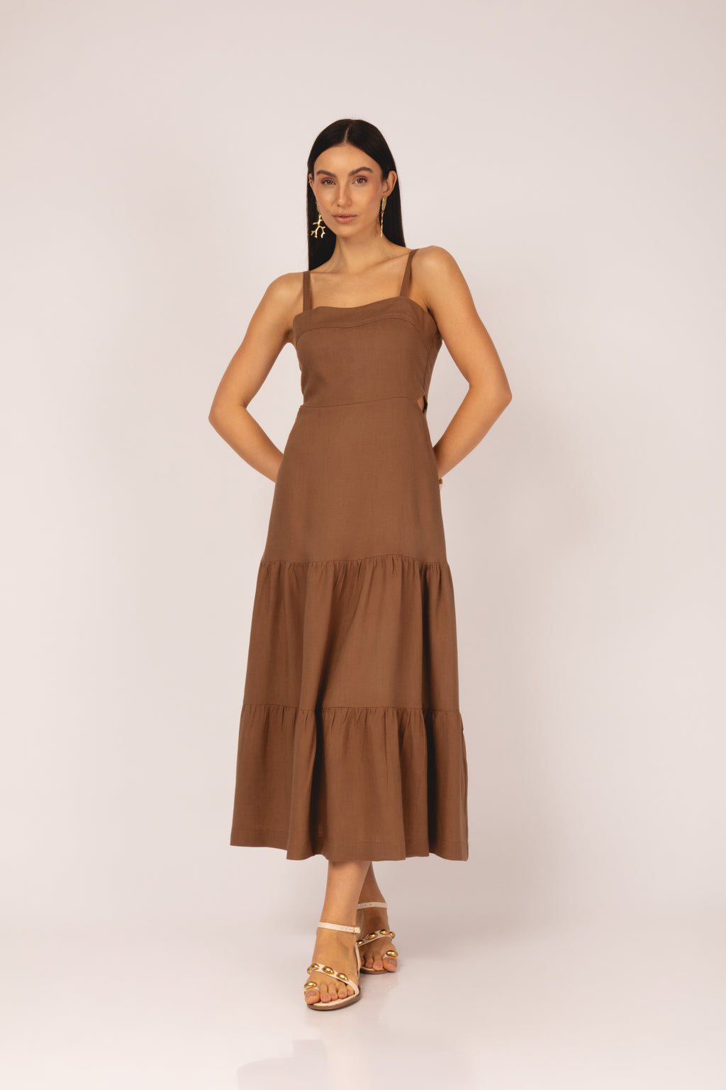 Vestido midi de alça cut out marrom - look completo
