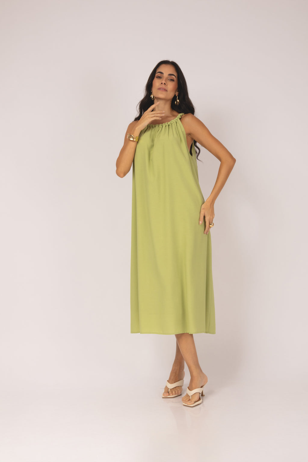 Vestido midi com alças twist e decote franzido verde - look completo