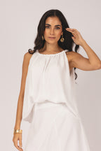 Regata com alças twist e decote franzido branco - look completo