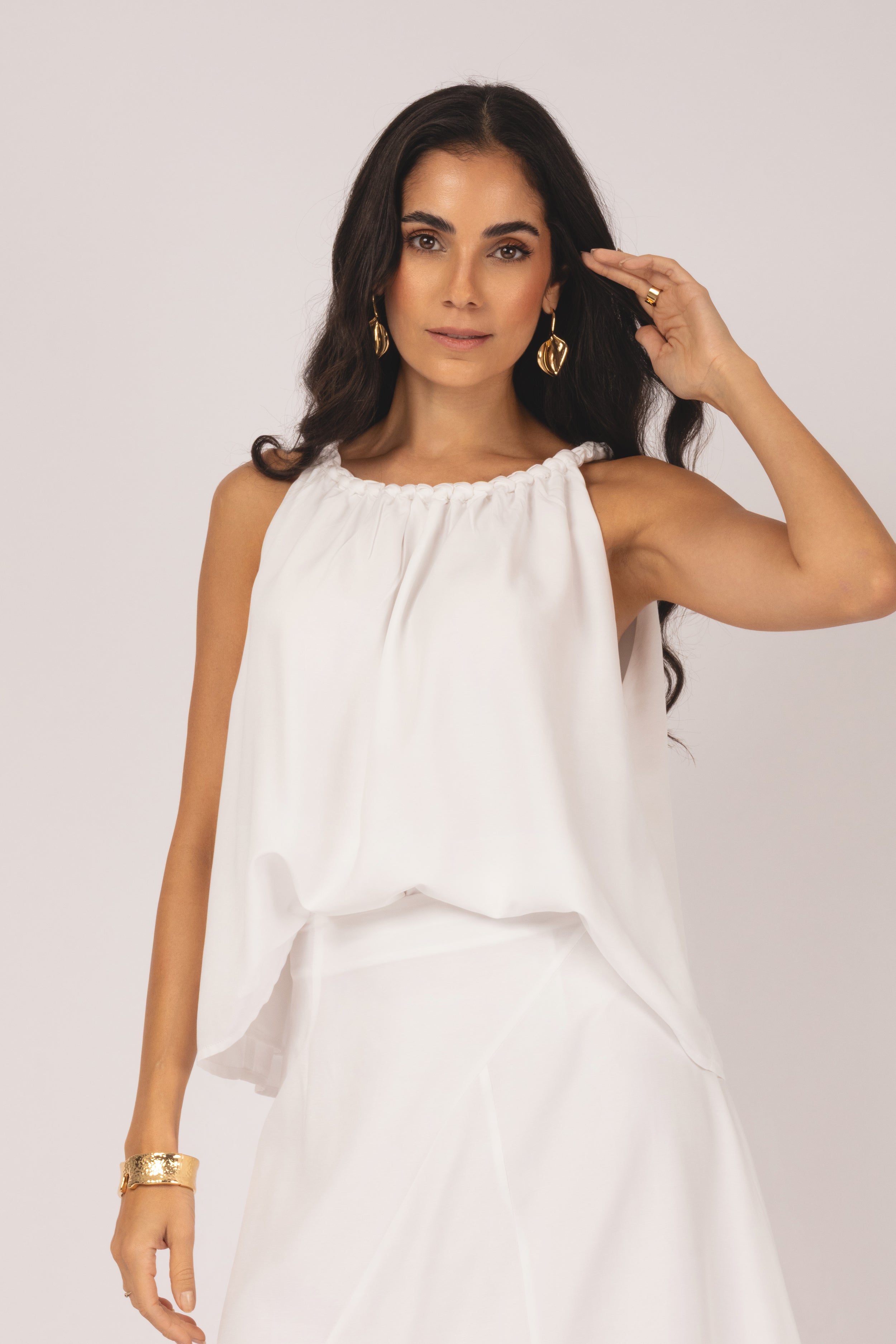 Regata com alças twist e decote franzido branco - look completo