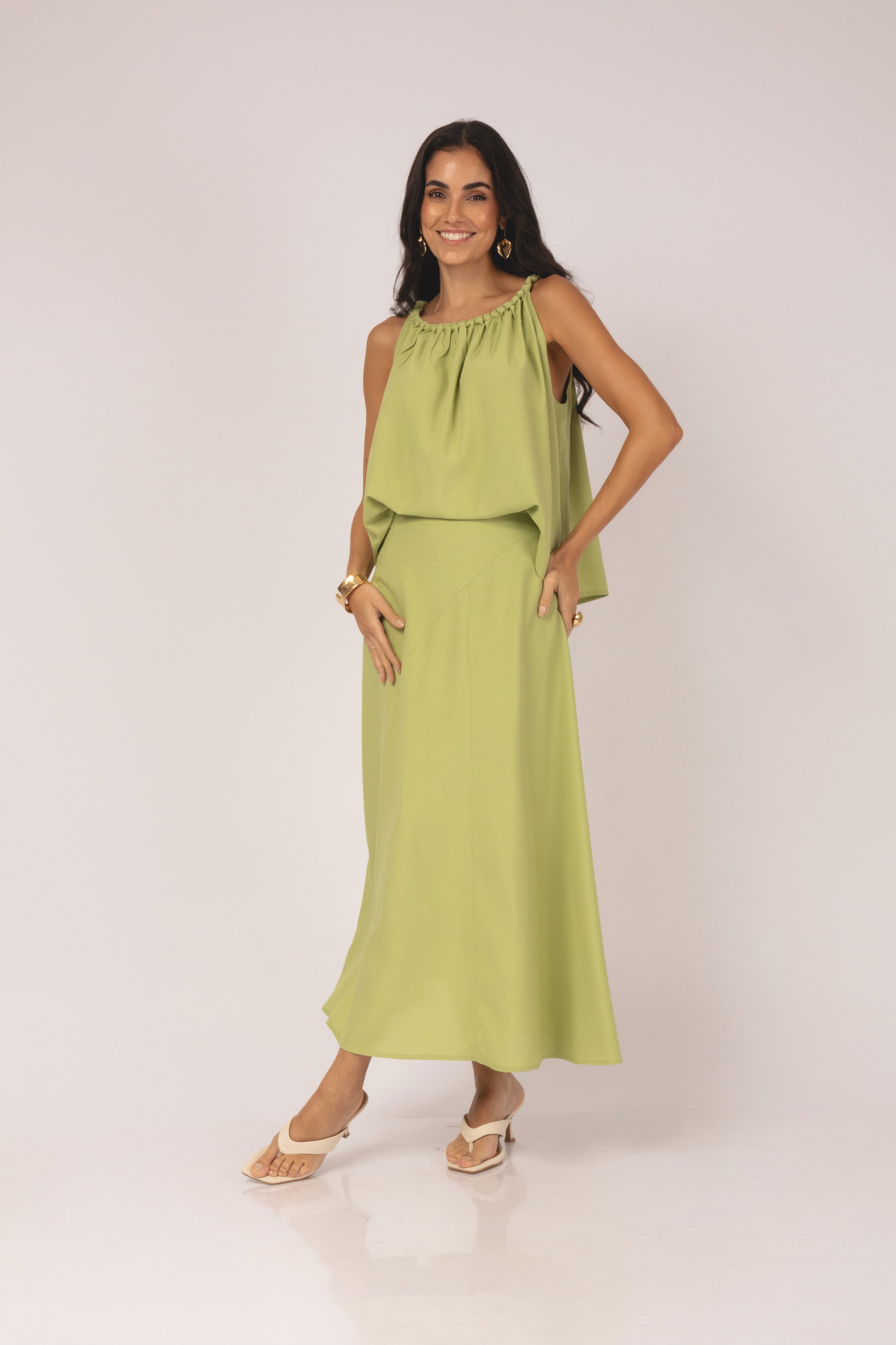 Saia midi evasê verde - look completo