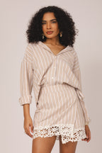 Conjunto listrado camisa e saia envelope com renda bege - look completo