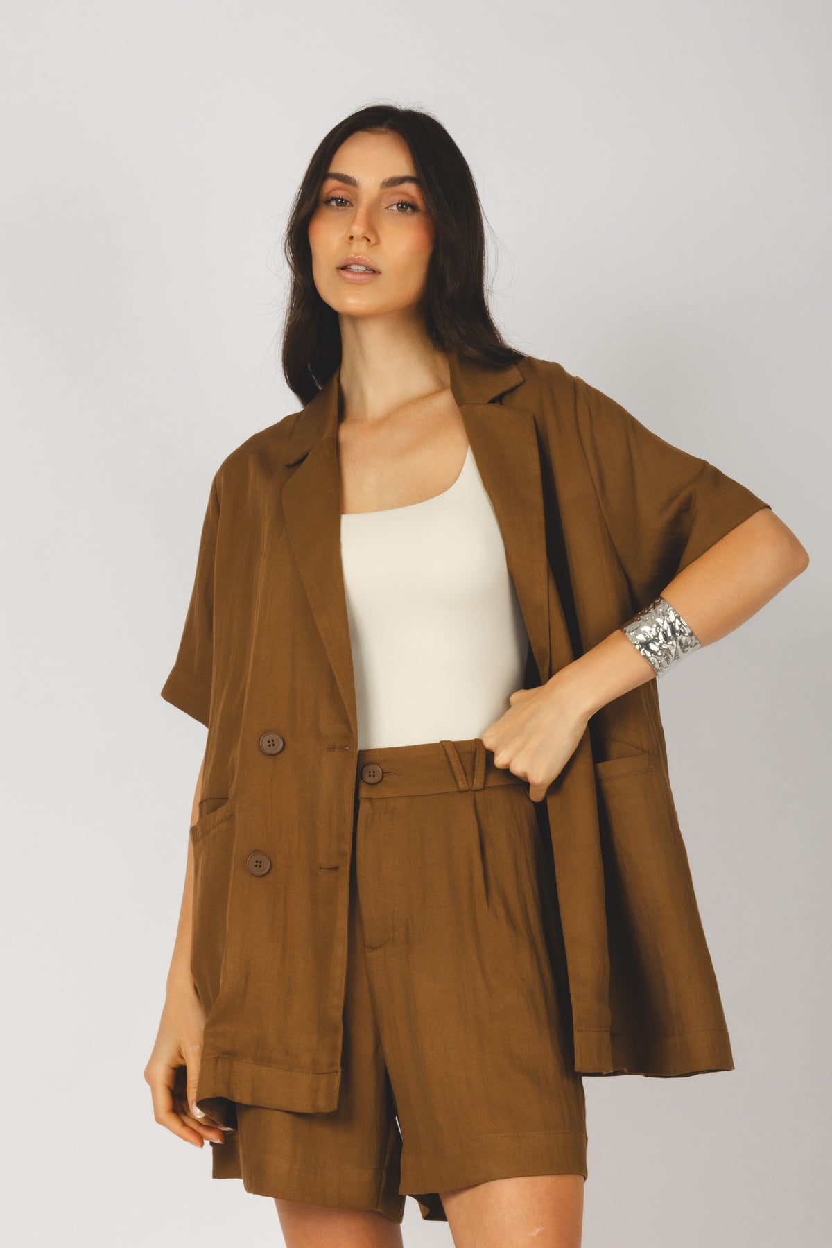 Conjunto blazer manga curta e short alfaiataria marrom - look completo