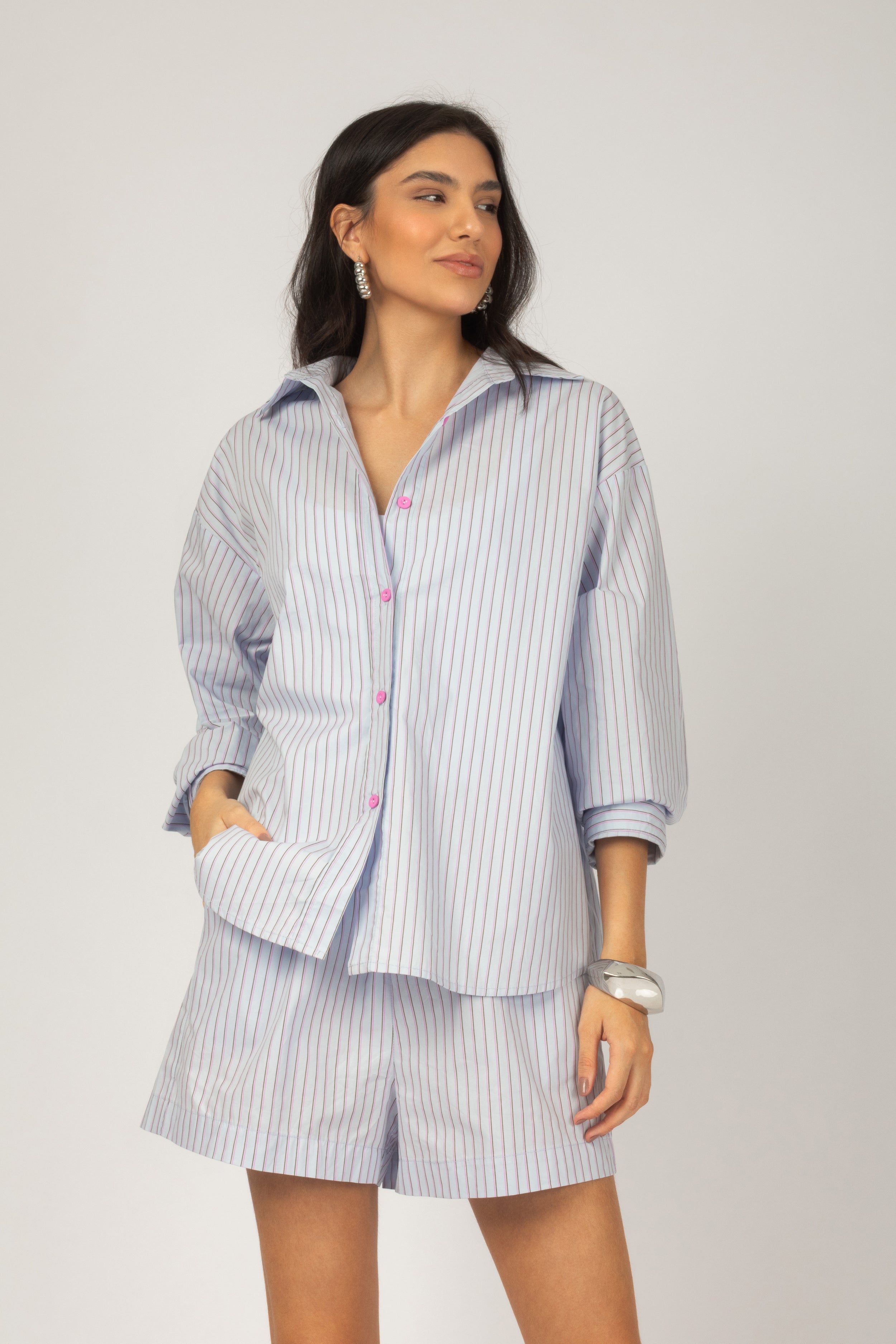 Conjunto listrado camisa manga longa e short com elástico azul - look completo
