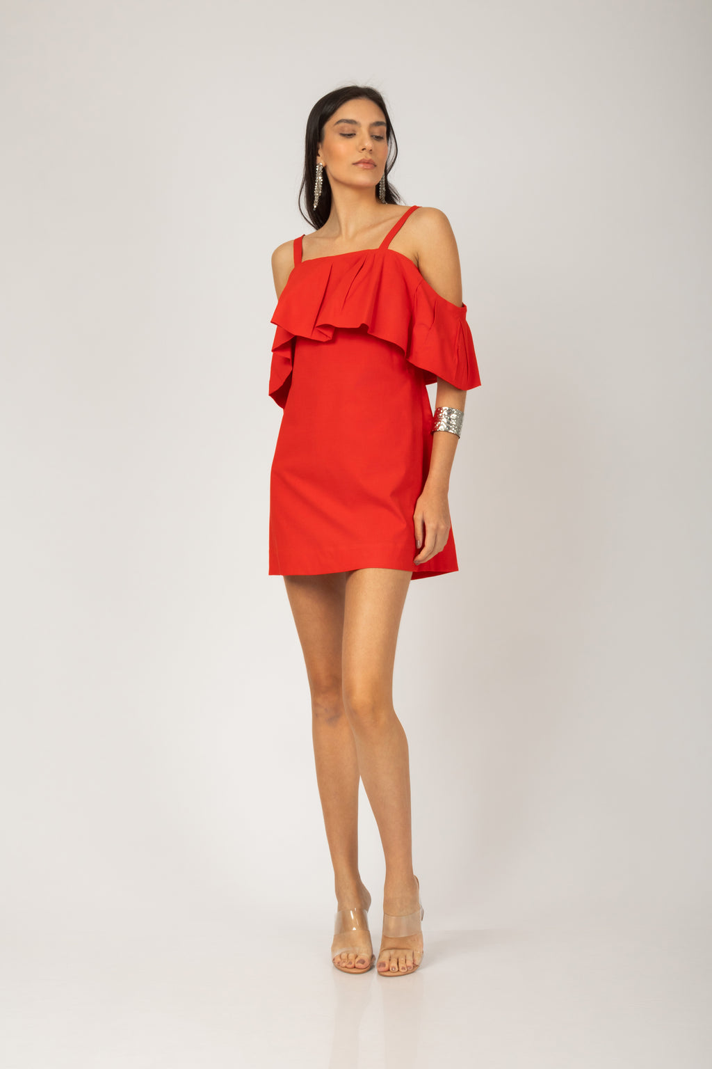 Vestido curto com alças e babado veremelho - look completo