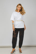 T-Shirt com cinto multifuncional branco - look completo
