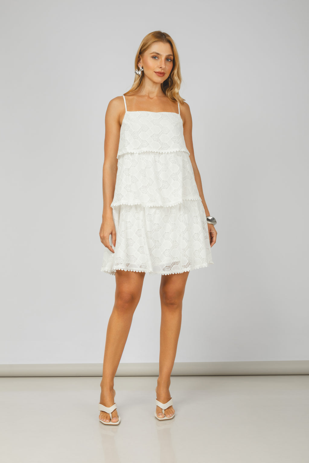 Vestido curto de renda em camadas branco -look completo